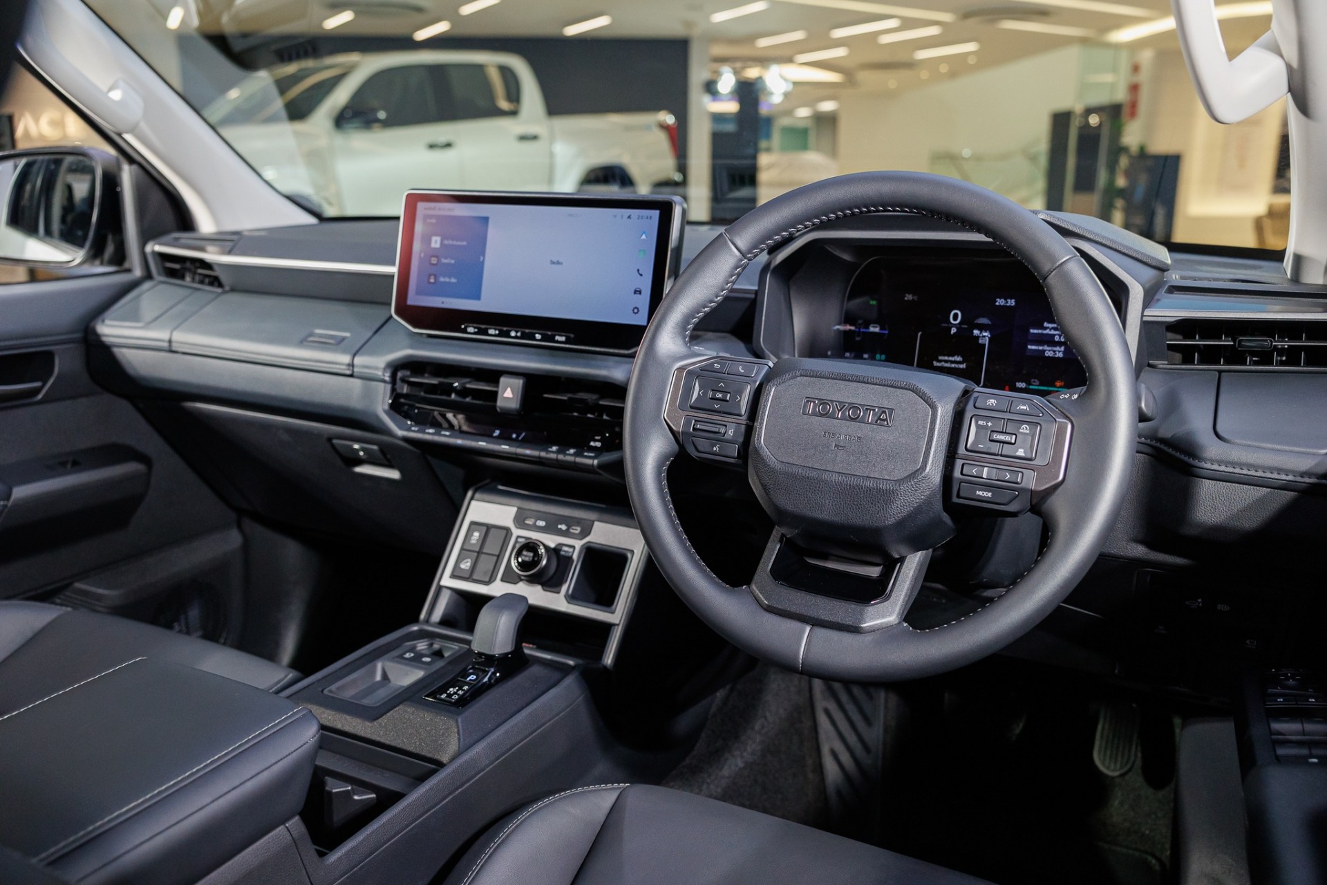 Cận cảnh Toyota Hilux thế hệ mới, giá từ quy đổi 628 triệu đồng, có bản EV chạy 351km