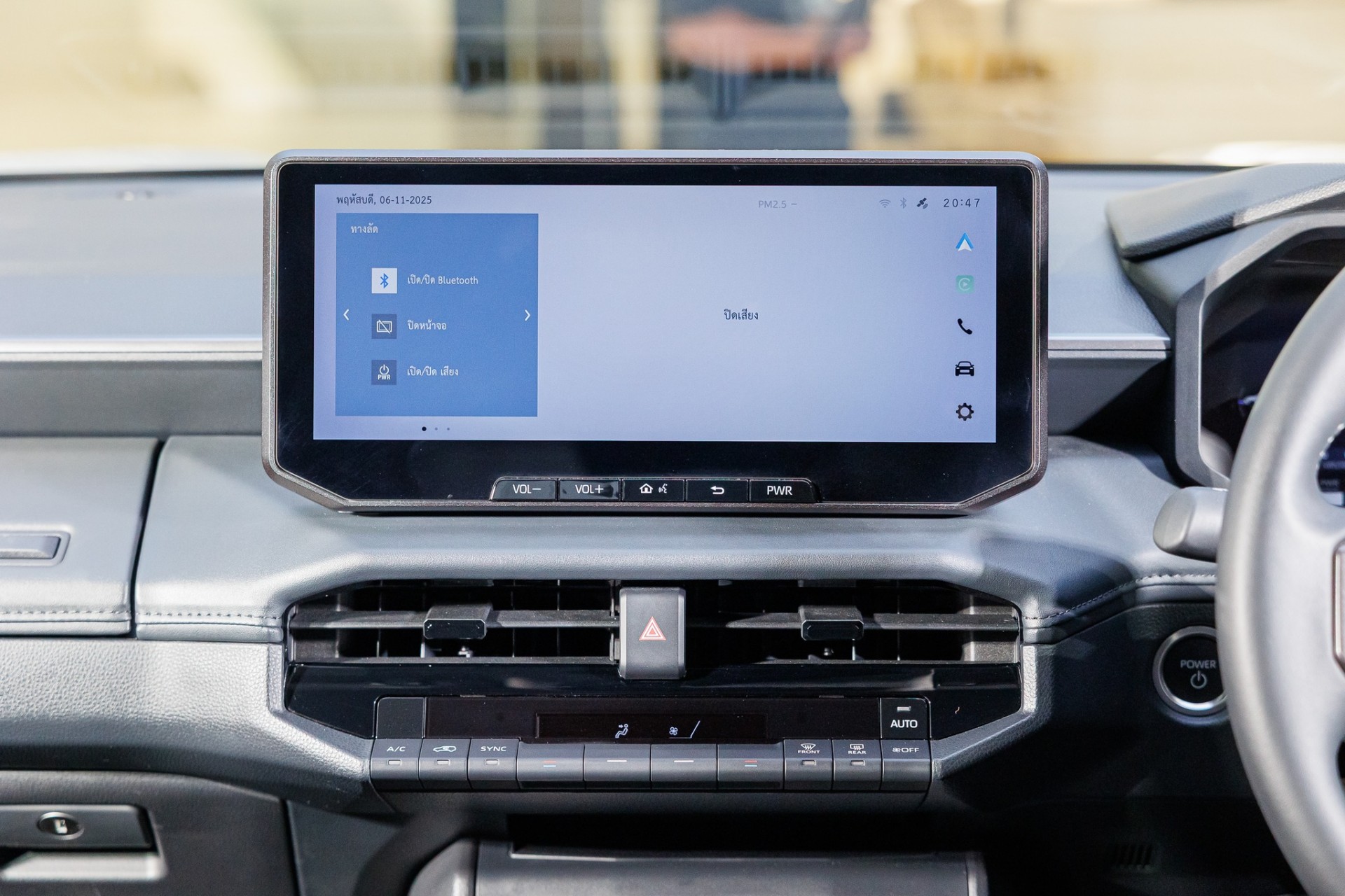 Cận cảnh Toyota Hilux thế hệ mới, giá từ quy đổi 628 triệu đồng, có bản EV chạy 351km