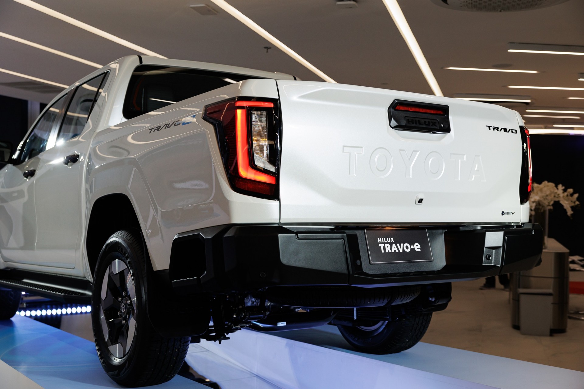 Cận cảnh Toyota Hilux thế hệ mới, giá từ quy đổi 628 triệu đồng, có bản EV chạy 351km