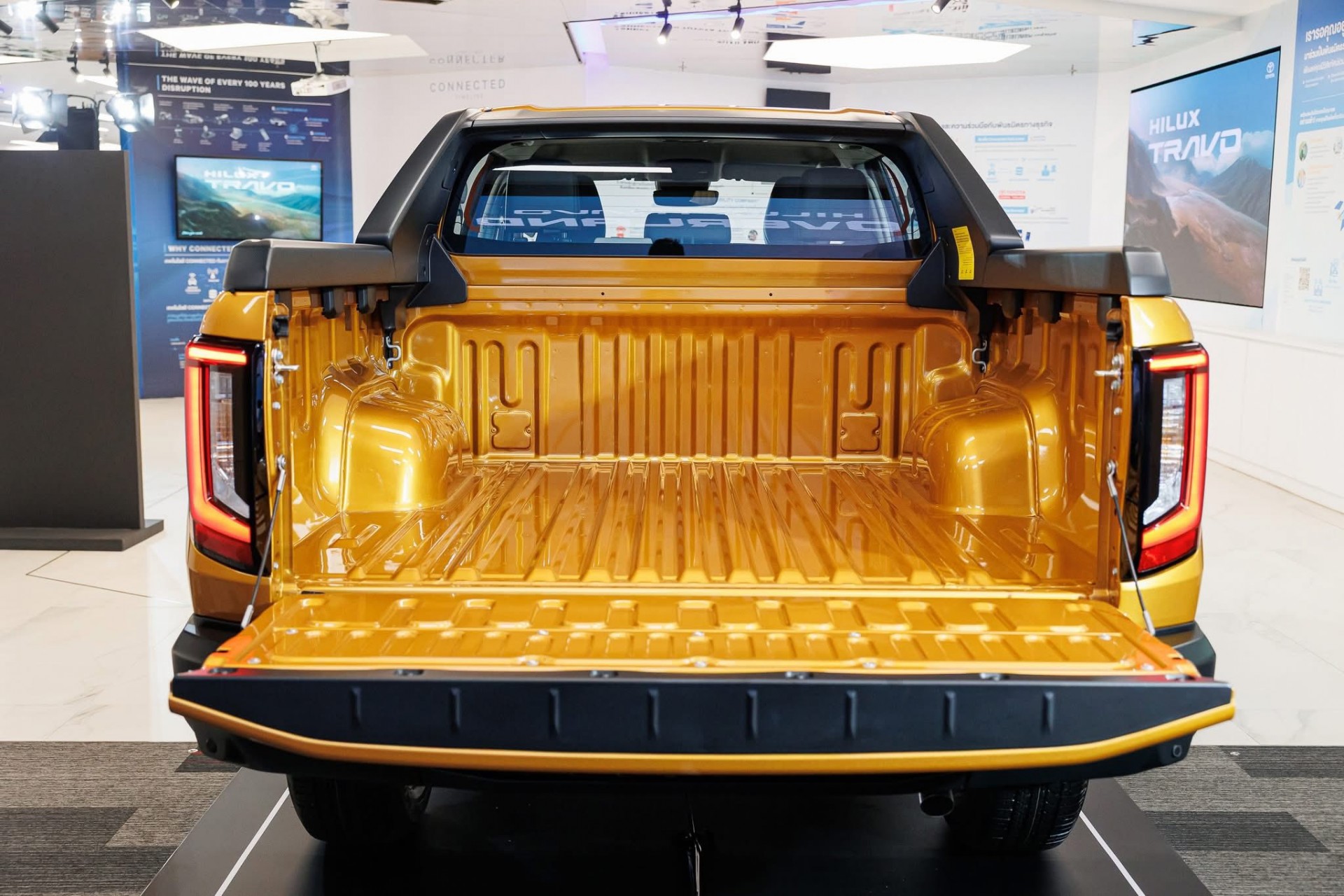 Cận cảnh Toyota Hilux thế hệ mới, giá từ quy đổi 628 triệu đồng, có bản EV chạy 351km