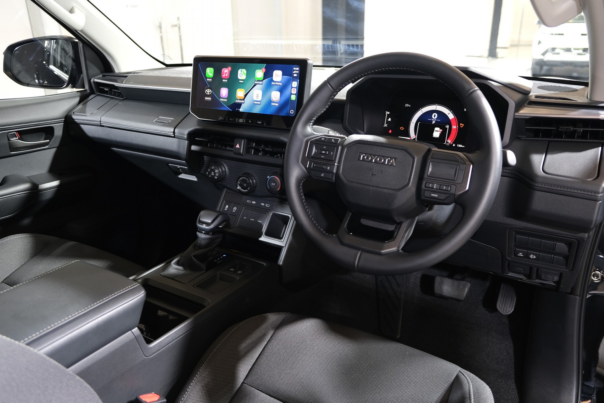 Cận cảnh Toyota Hilux thế hệ mới, giá từ quy đổi 628 triệu đồng, có bản EV chạy 351km