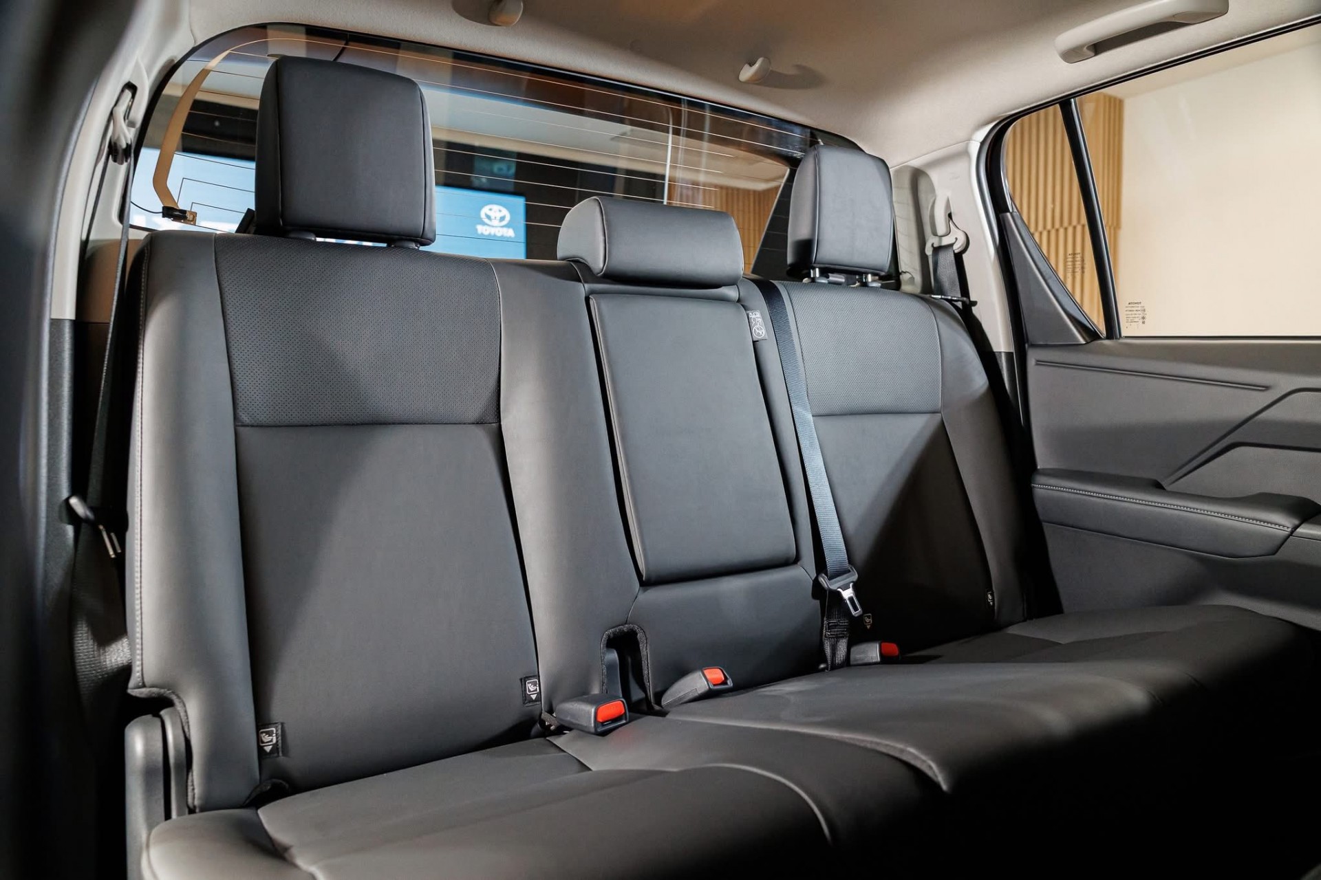 Cận cảnh Toyota Hilux thế hệ mới, giá từ quy đổi 628 triệu đồng, có bản EV chạy 351km