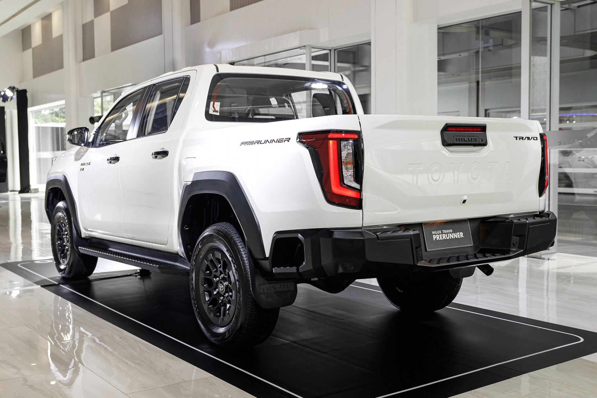 Cận cảnh Toyota Hilux thế hệ mới, giá từ quy đổi 628 triệu đồng, có bản EV chạy 351km