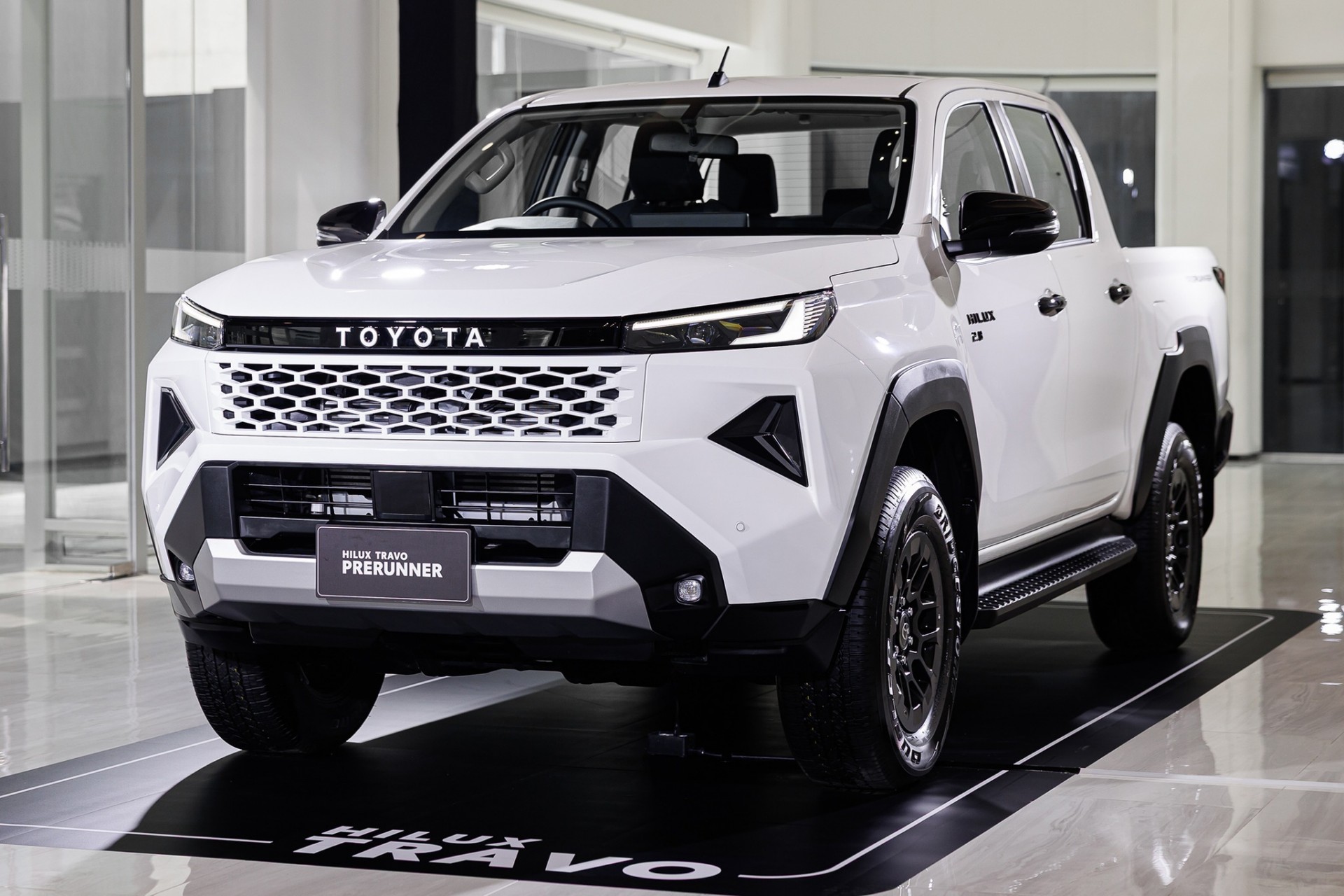 Cận cảnh Toyota Hilux thế hệ mới, giá từ quy đổi 628 triệu đồng, có bản EV chạy 351km