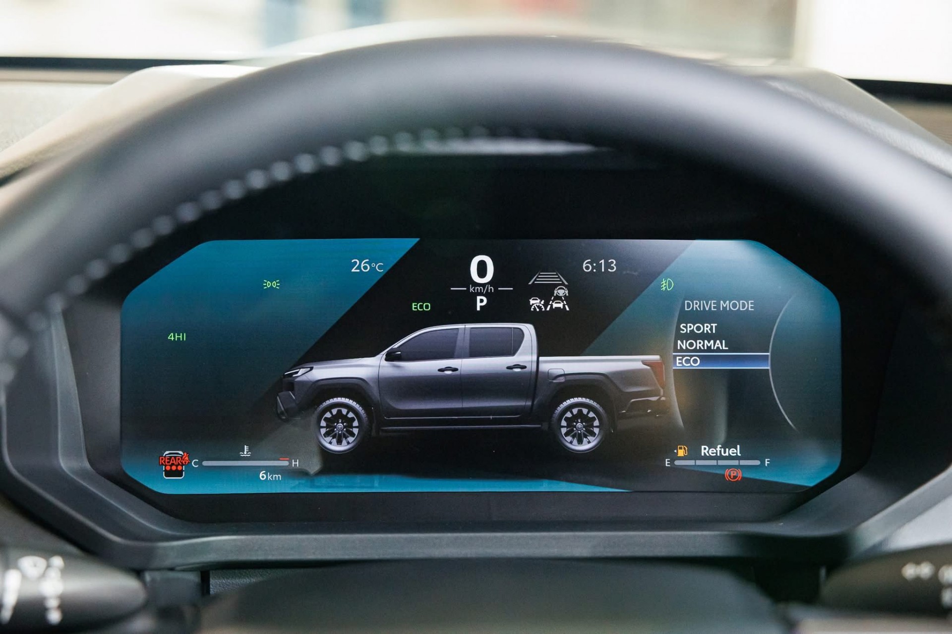 Cận cảnh Toyota Hilux thế hệ mới, giá từ quy đổi 628 triệu đồng, có bản EV chạy 351km