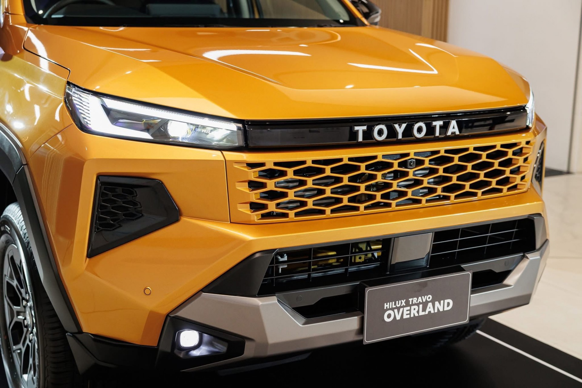 Cận cảnh Toyota Hilux thế hệ mới, giá từ quy đổi 628 triệu đồng, có bản EV chạy 351km