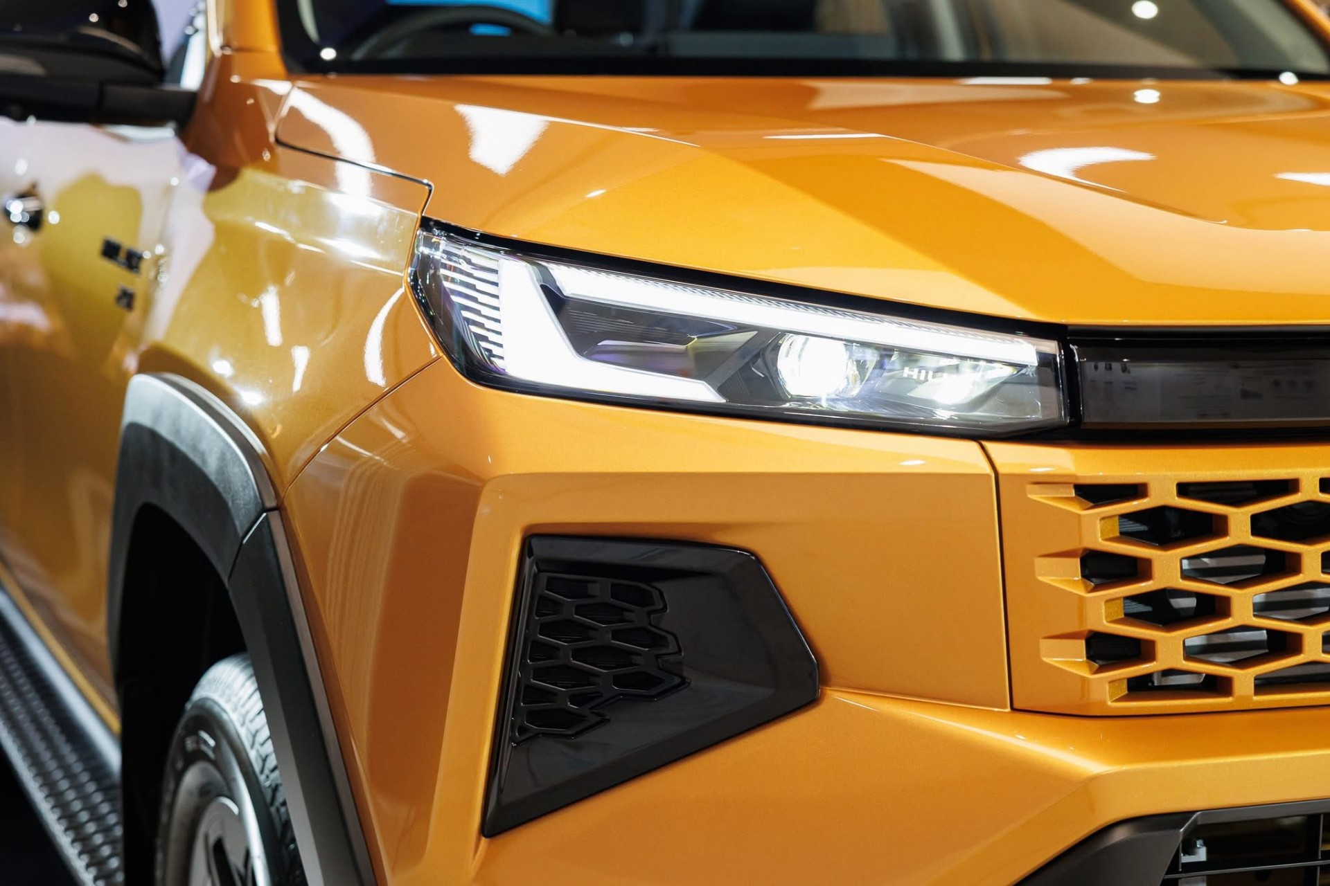 Cận cảnh Toyota Hilux thế hệ mới, giá từ quy đổi 628 triệu đồng, có bản EV chạy 351km