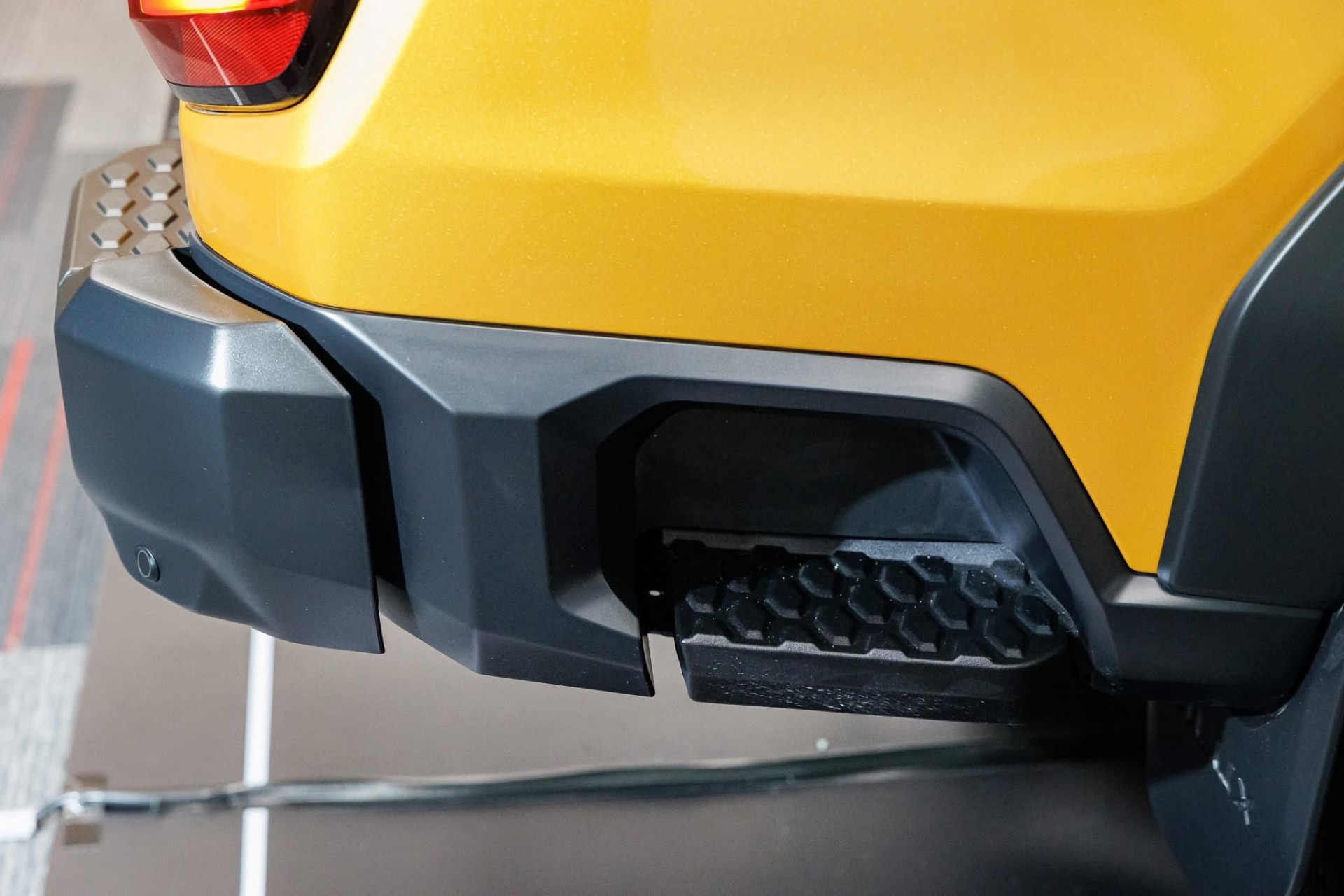 Cận cảnh Toyota Hilux thế hệ mới, giá từ quy đổi 628 triệu đồng, có bản EV chạy 351km