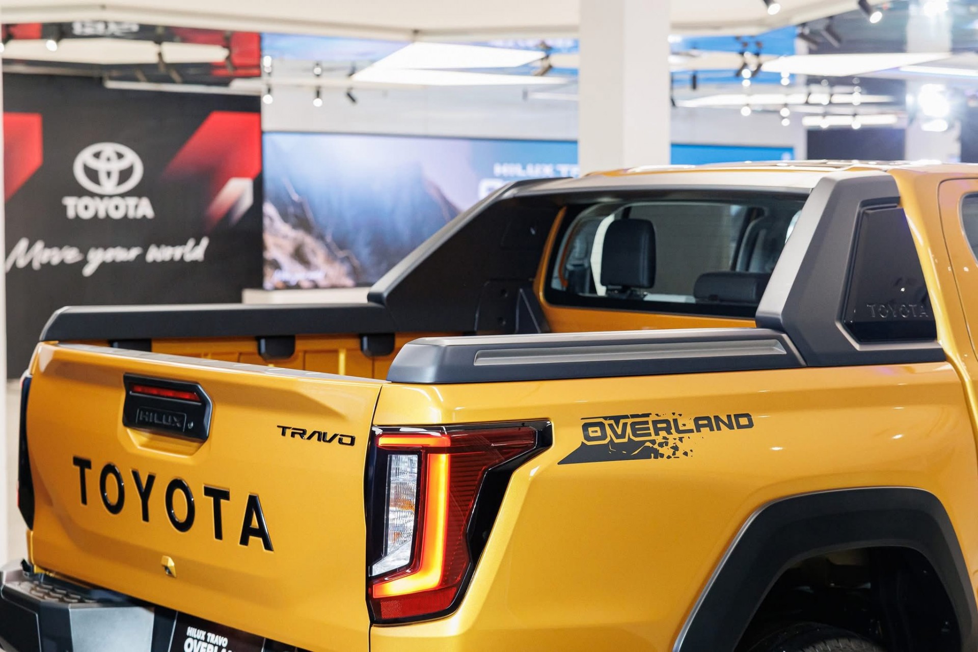 Cận cảnh Toyota Hilux thế hệ mới, giá từ quy đổi 628 triệu đồng, có bản EV chạy 351km