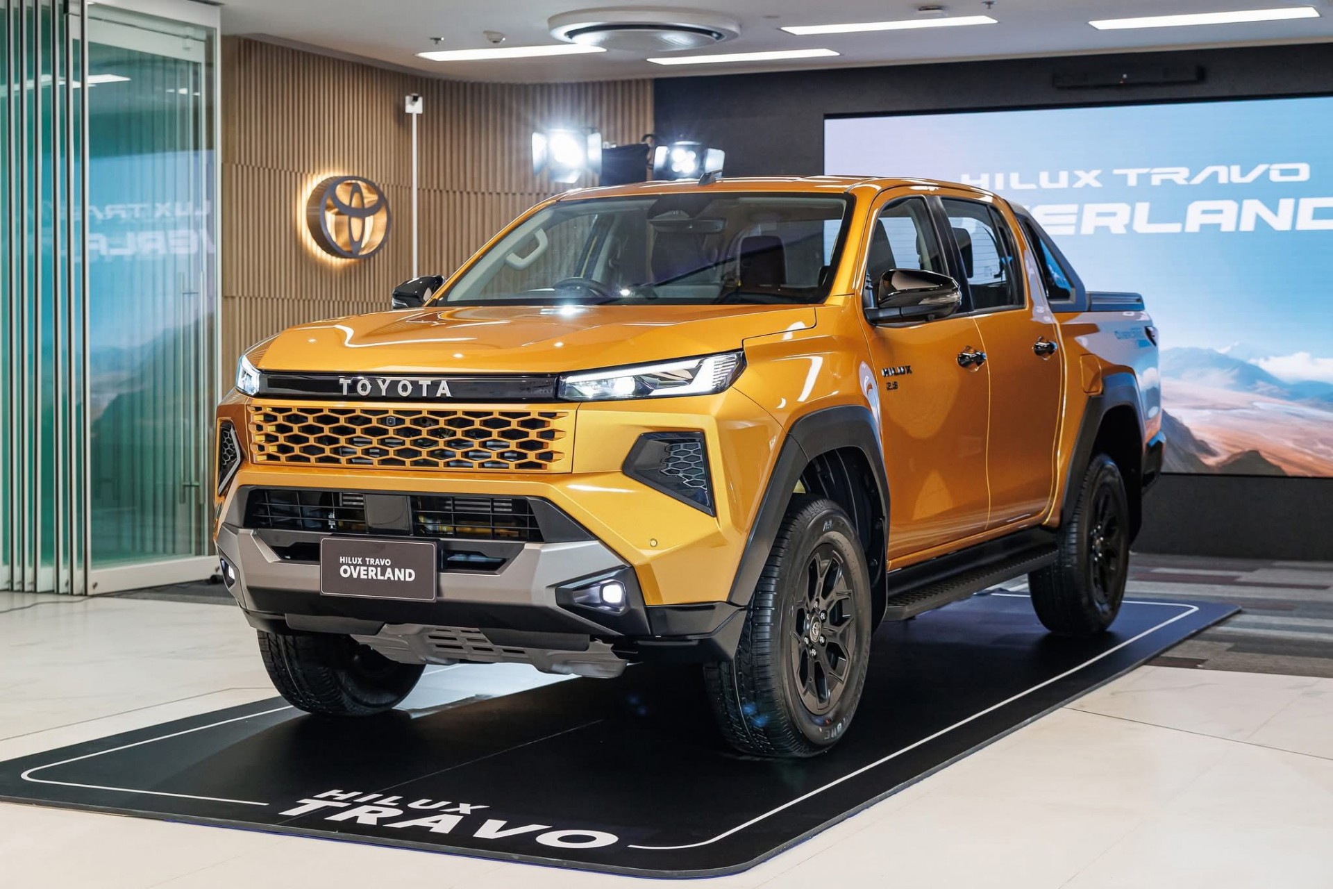 Cận cảnh Toyota Hilux thế hệ mới, giá từ quy đổi 628 triệu đồng, có bản EV chạy 351km