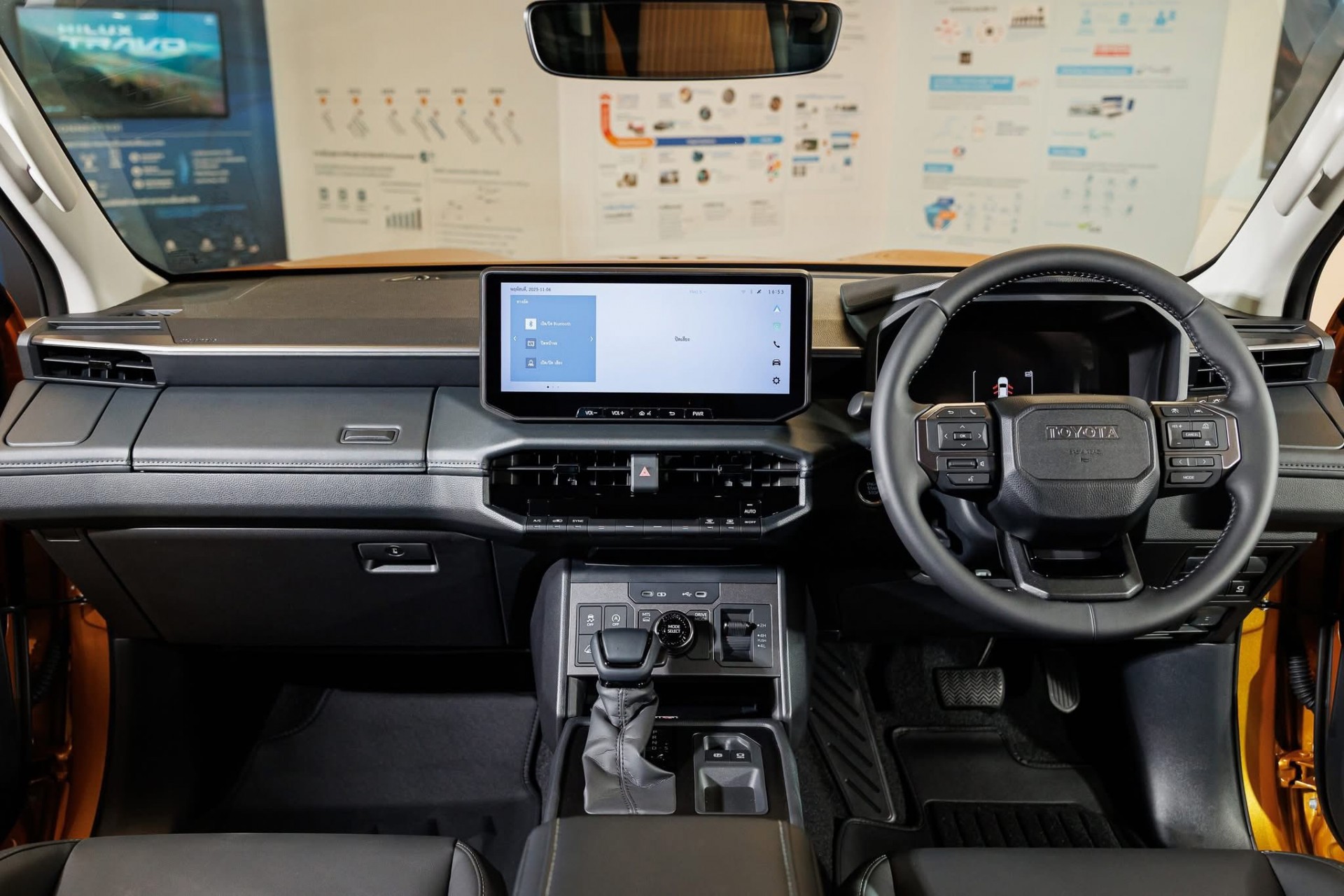 Cận cảnh Toyota Hilux thế hệ mới, giá từ quy đổi 628 triệu đồng, có bản EV chạy 351km