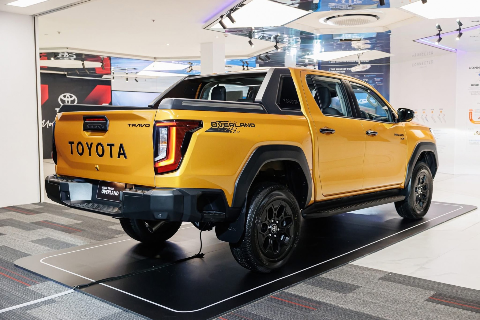 Cận cảnh Toyota Hilux thế hệ mới, giá từ quy đổi 628 triệu đồng, có bản EV chạy 351km