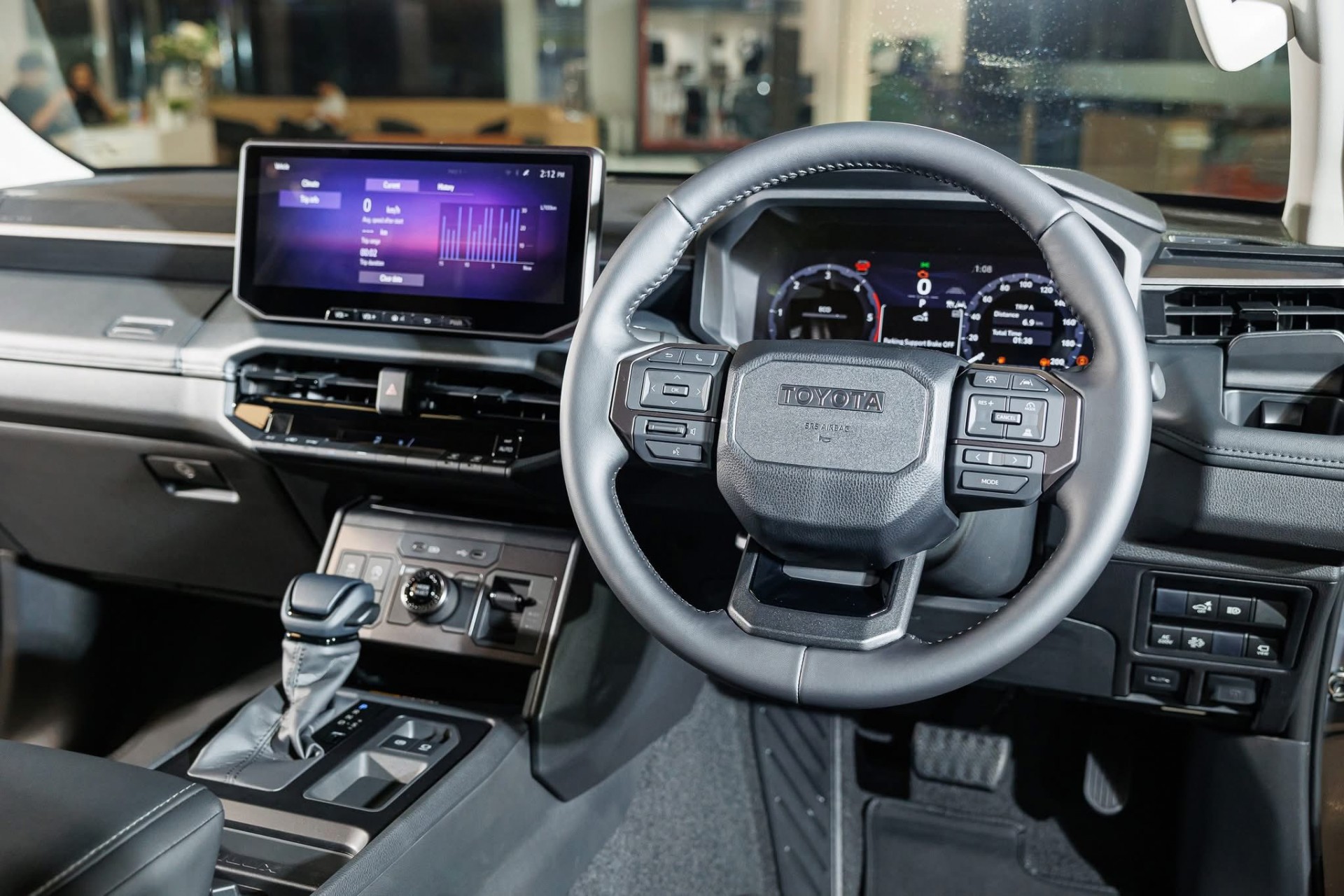 Cận cảnh Toyota Hilux thế hệ mới, giá từ quy đổi 628 triệu đồng, có bản EV chạy 351km