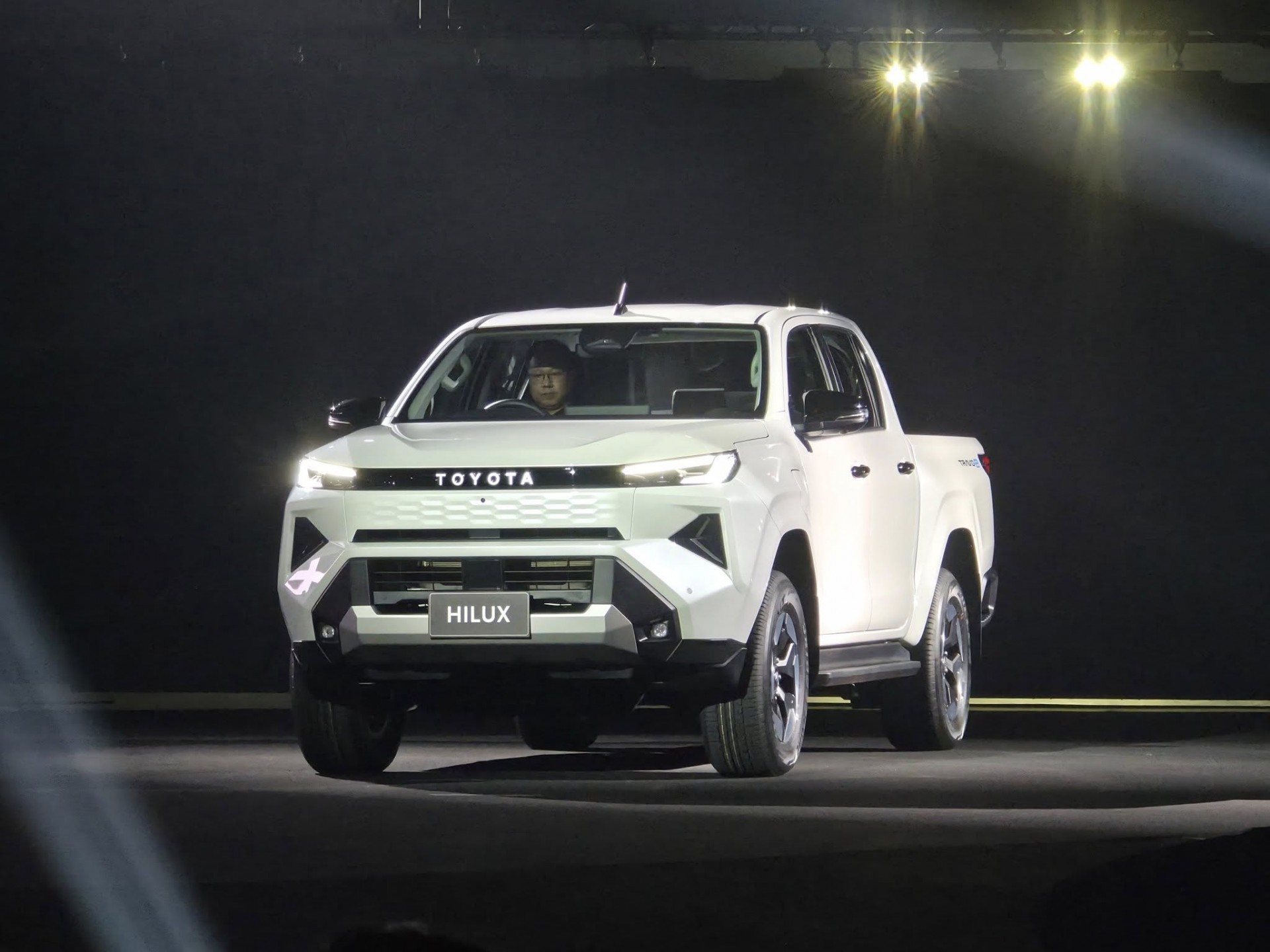 Cận cảnh Toyota Hilux thế hệ mới, giá từ quy đổi 628 triệu đồng, có bản EV chạy 351km