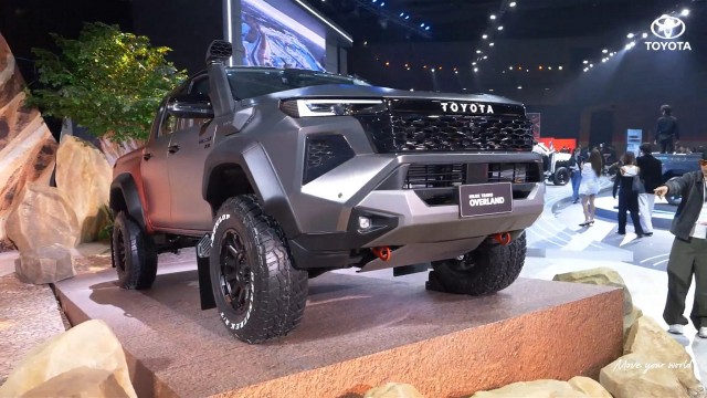 Toyota Hilux 2026 biến hóa từ bản độ chuyên dụng off-road cho tới cắm trại tại sự kiện ra mắt