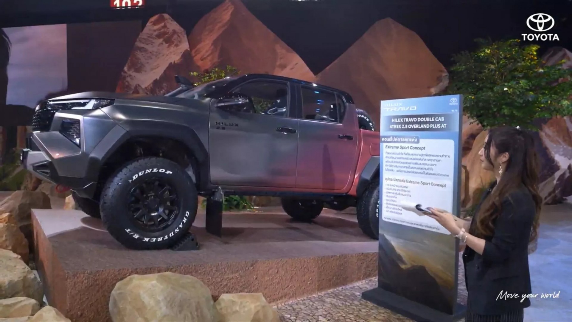 Toyota Hilux 2026 biến hóa từ bản độ chuyên dụng off-road cho tới cắm trại tại sự kiện ra mắt