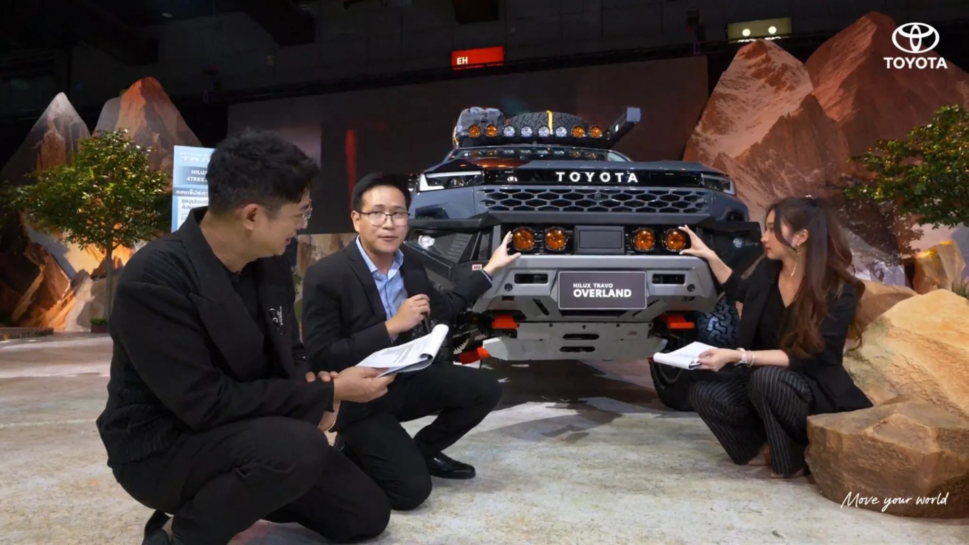 Toyota Hilux 2026 biến hóa từ bản độ chuyên dụng off-road cho tới cắm trại tại sự kiện ra mắt