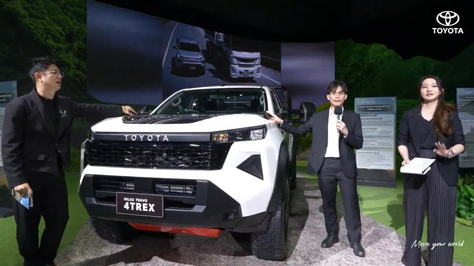 Toyota Hilux 2026 biến hóa từ bản độ chuyên dụng off-road cho tới cắm trại tại sự kiện ra mắt