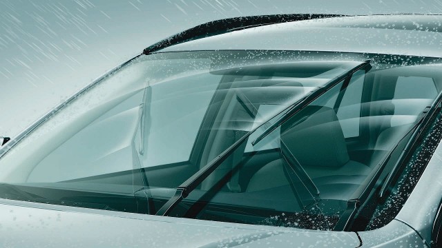 Tại sao xe du lịch thường có kính chắn gió nghiêng, còn xe tải lại có kính thẳng?