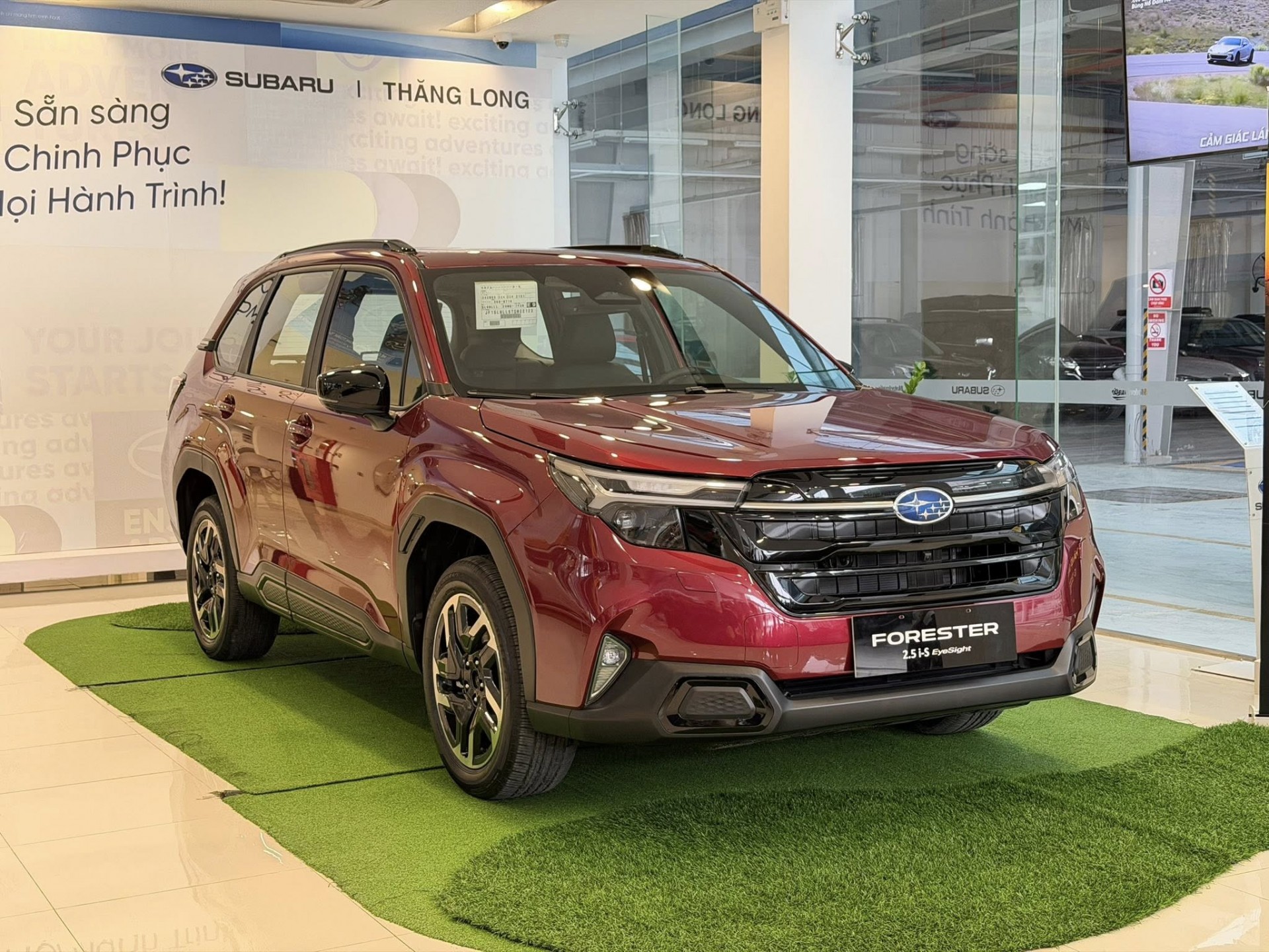 Subaru Forester giảm giá hơn 300 triệu, xe nhập Thái Lan số VIN 2024