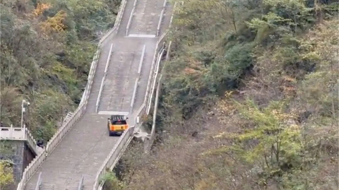 SUV Chery bị trượt khỏi bậc thang, lao vào lan can khi chinh phục "Thang Trời" tại Thiên Môn Sơn