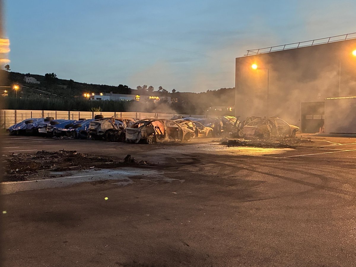 Vụ cháy khiến 24 chiếc Tesla bị hư hỏng hoàn toàn, nhưng may mắn không có thương vong