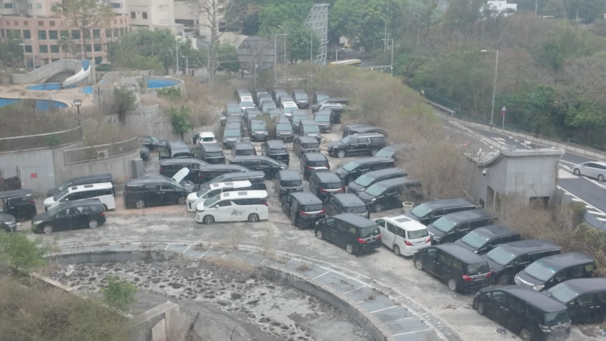 Bãi đỗ xe của khách sạn ở Macau, Trung Quốc này còn rất nhiều phương tiện bị vứt bỏ lại khi khách sạn đóng cửa