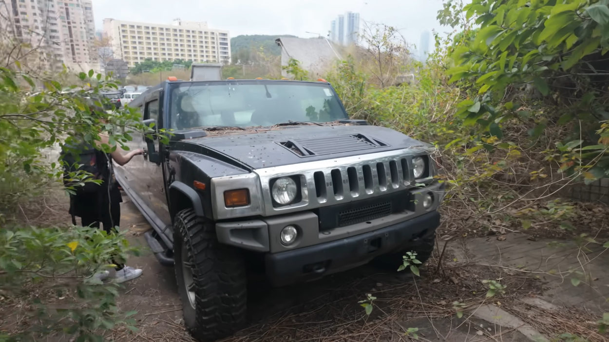 Một chiếc Hummer H2 kéo dài thành limousine được bỏ lại tại khách sạn