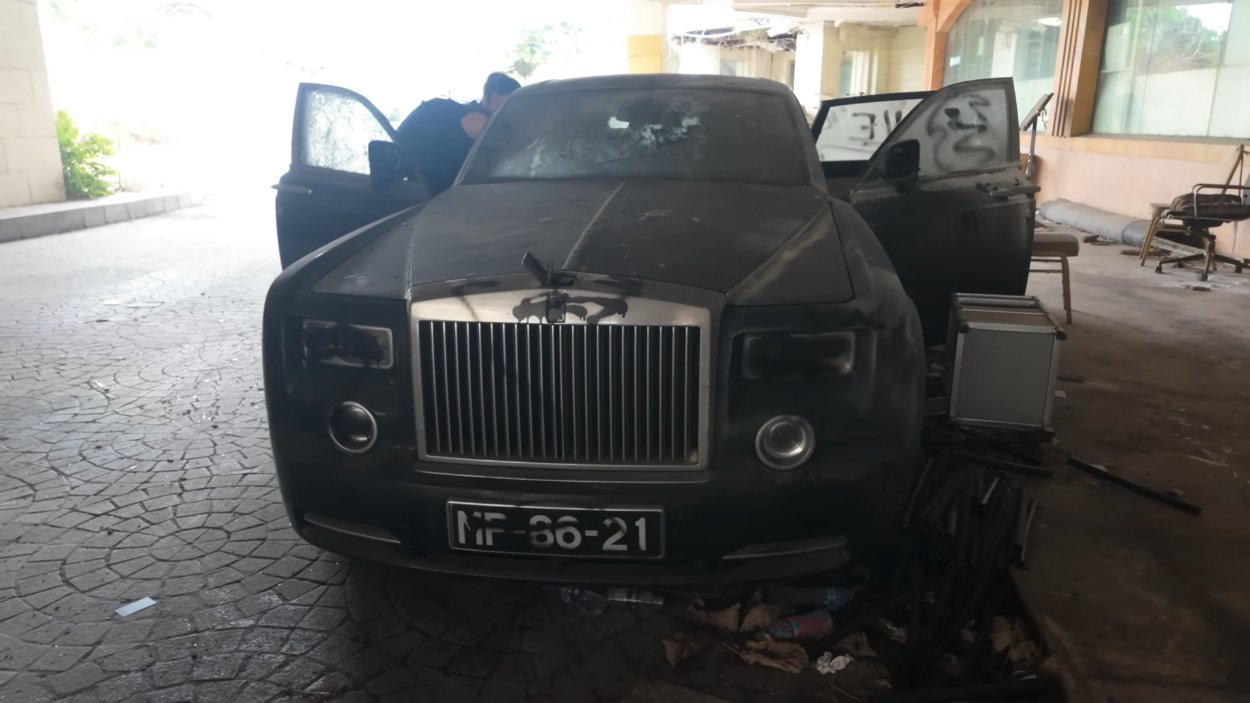 Hàng loạt Rolls-Royce Phantom và limousine bị bỏ hoang tại một khách sạn ở Macau, Trung Quốc
