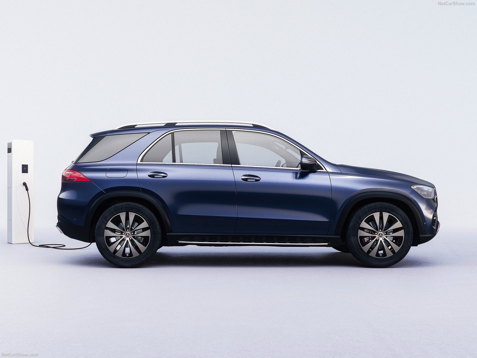 Mercedes-Benz GLE 400e ra mắt Việt Nam, SUV hybrid sạc ngoài giá 4,669 tỷ đồng