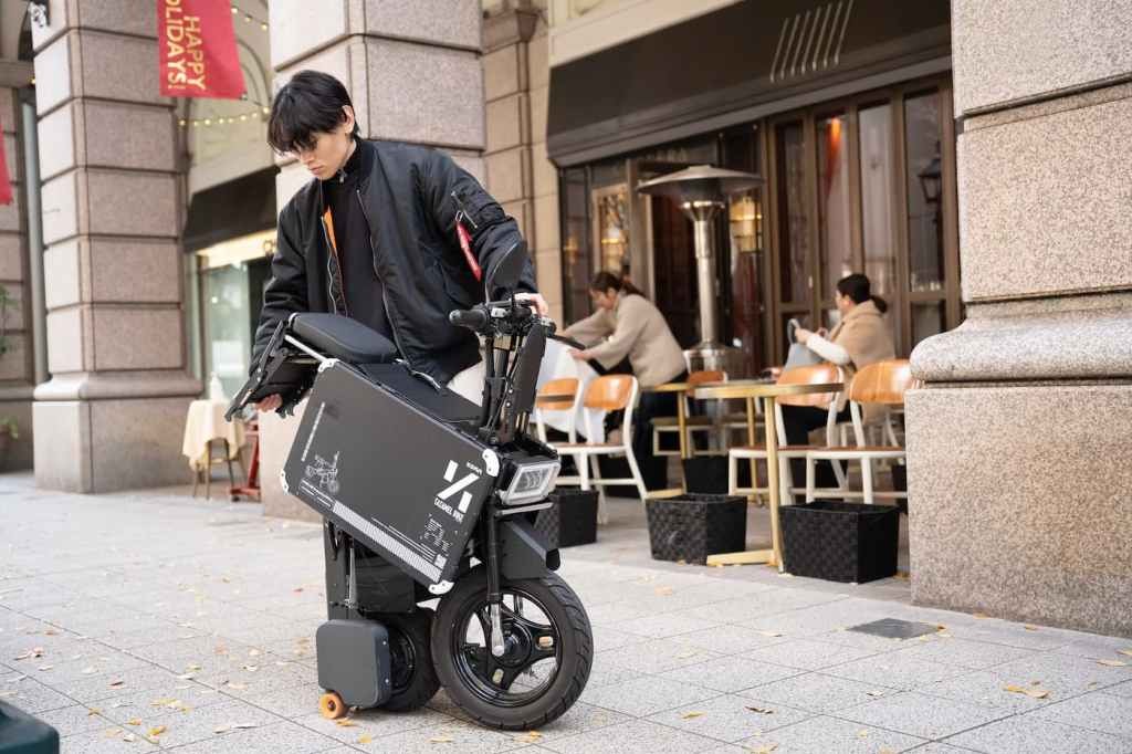 Icoma Tatamel Bike là một mẫu xe máy điện có thiết kế cho phép gấp lại như một chiếc va li kéo