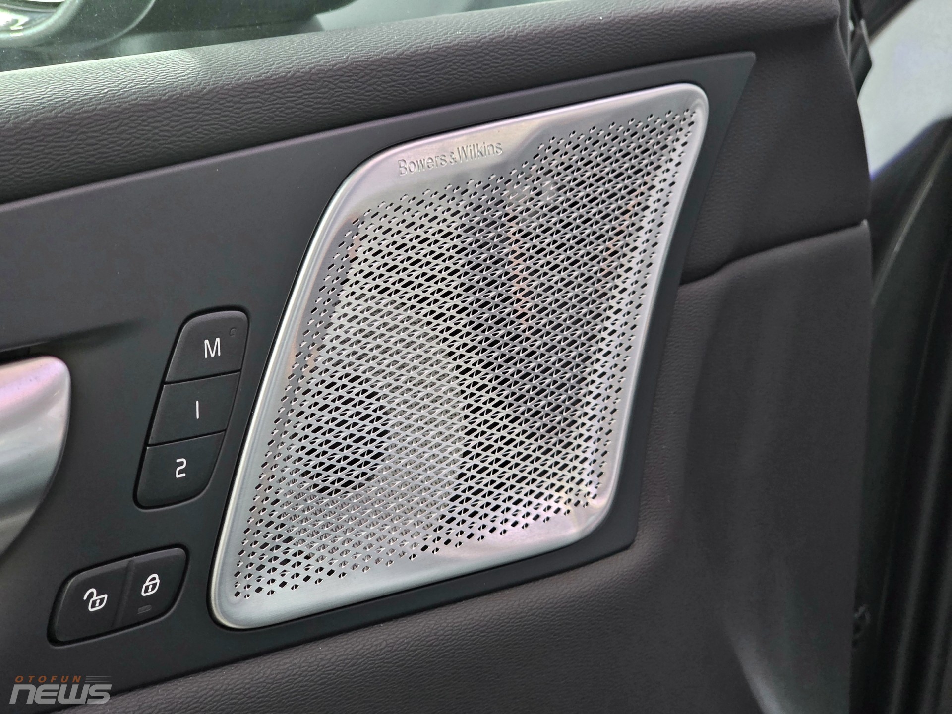 Bộ đôi Volvo XC60 và S90 2026 ra mắt, thêm trang bị, giá không đổi