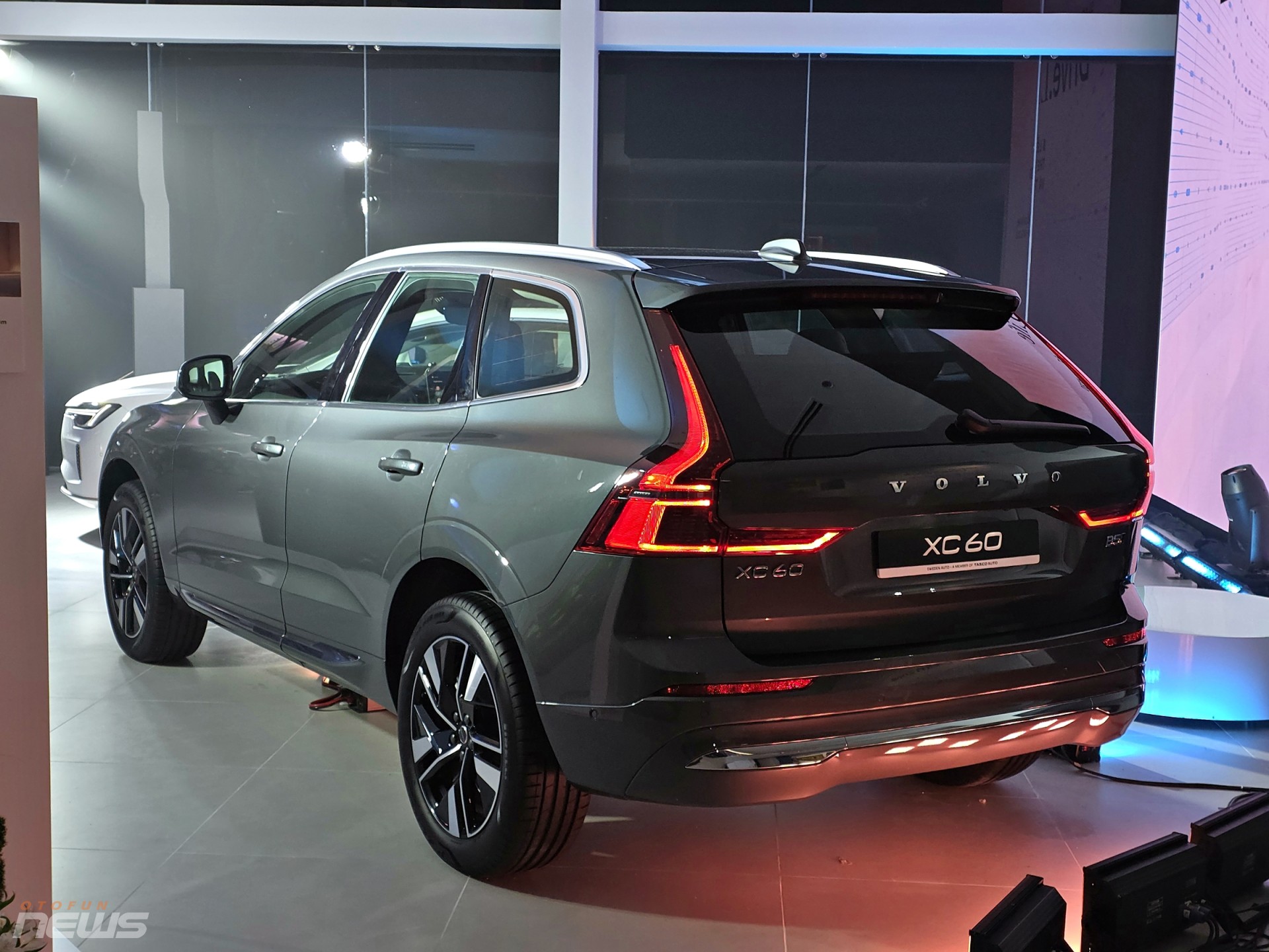 Bộ đôi Volvo XC60 và S90 2026 ra mắt, thêm trang bị, giá không đổi