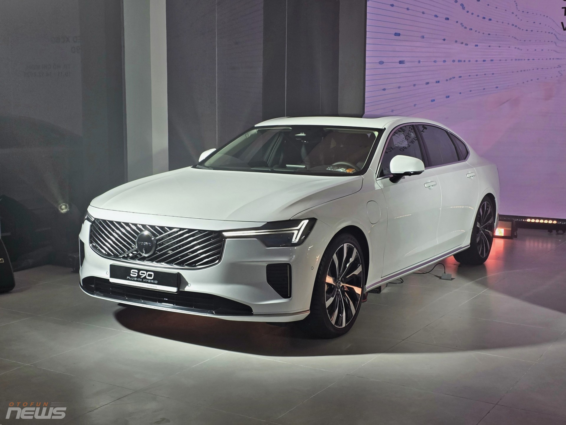 Bộ đôi Volvo XC60 và S90 2026 ra mắt, thêm trang bị, giá không đổi