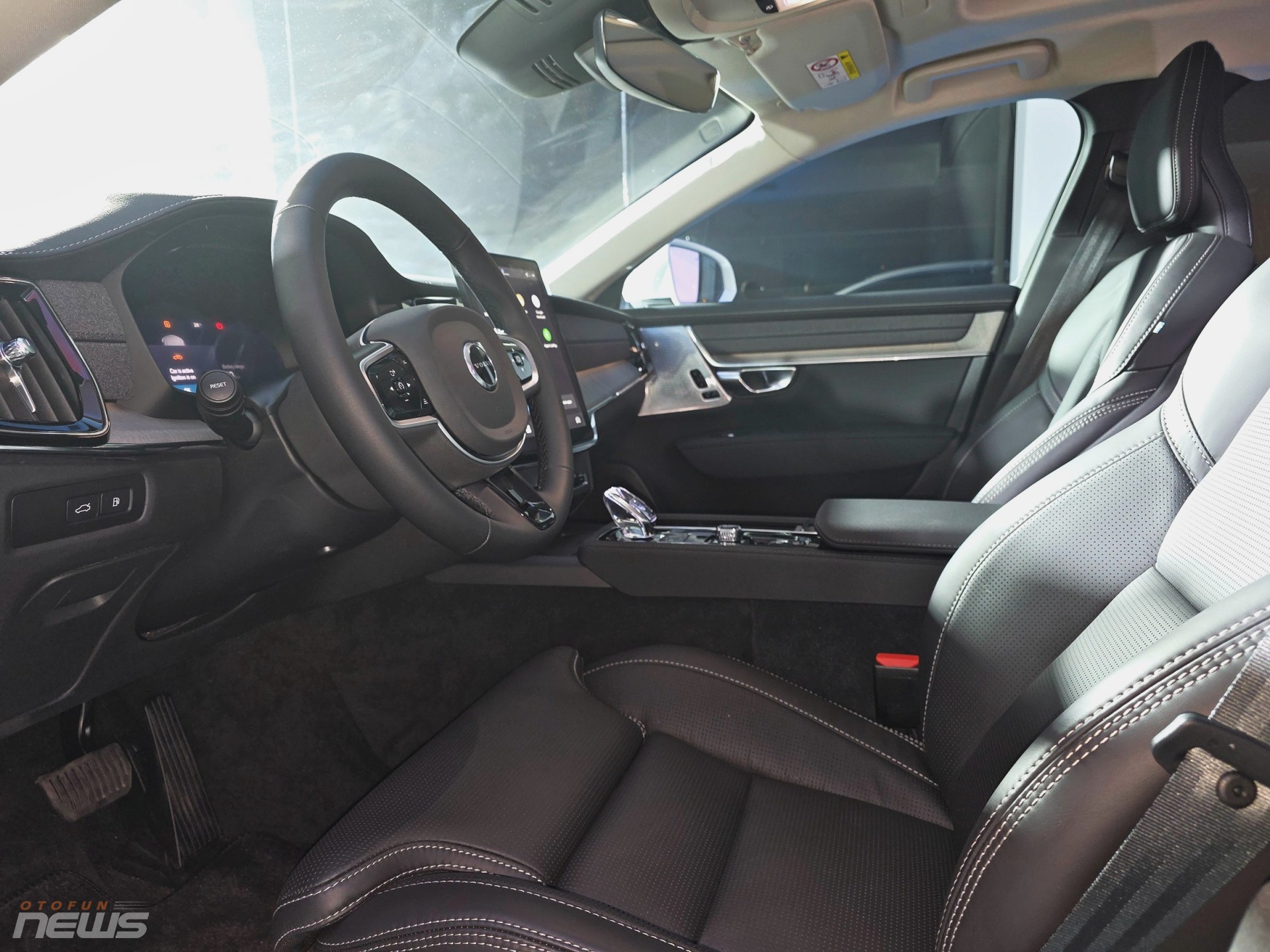 Bộ đôi Volvo XC60 và S90 2026 ra mắt, thêm trang bị, giá không đổi