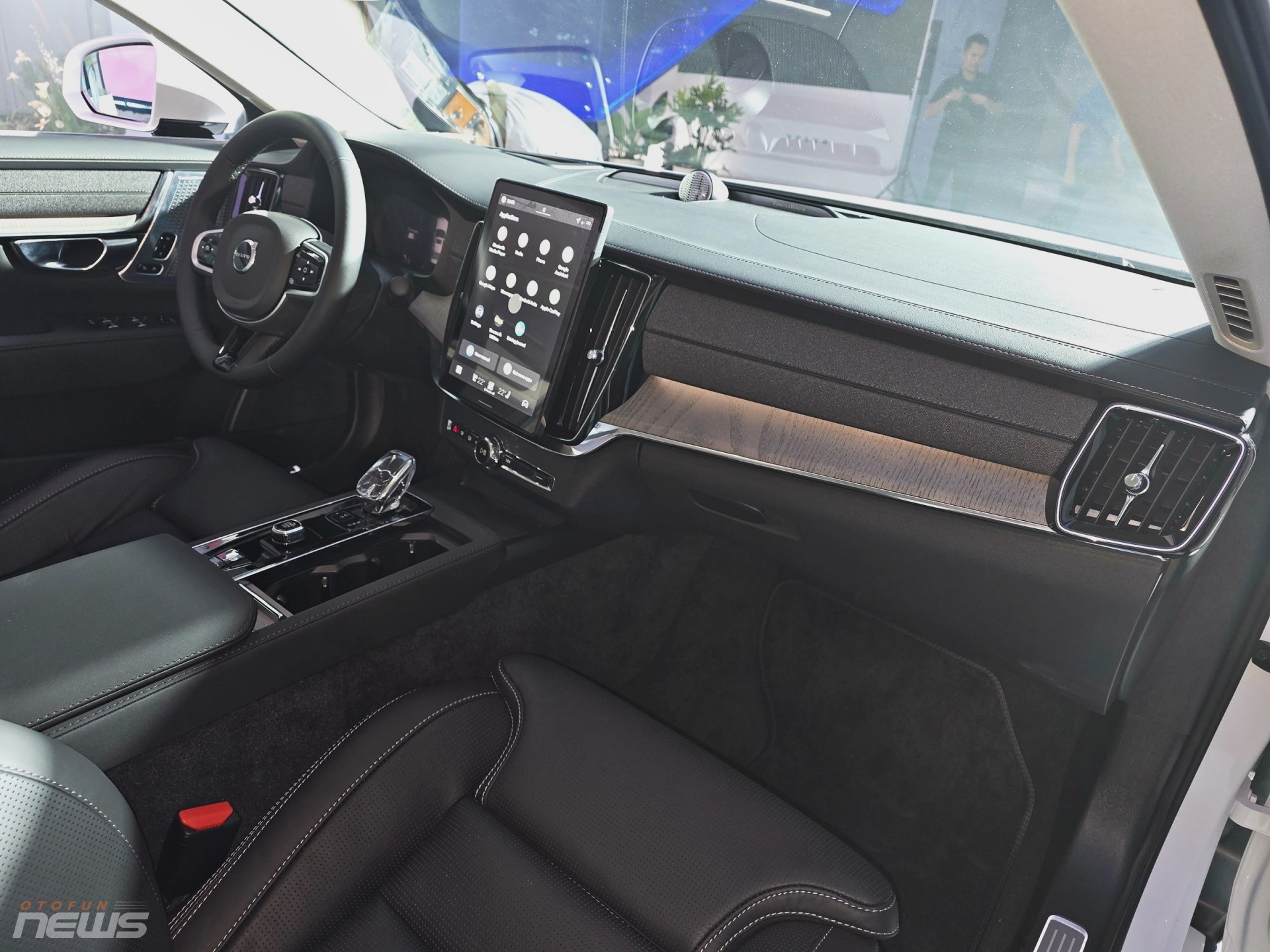 Bộ đôi Volvo XC60 và S90 2026 ra mắt, thêm trang bị, giá không đổi