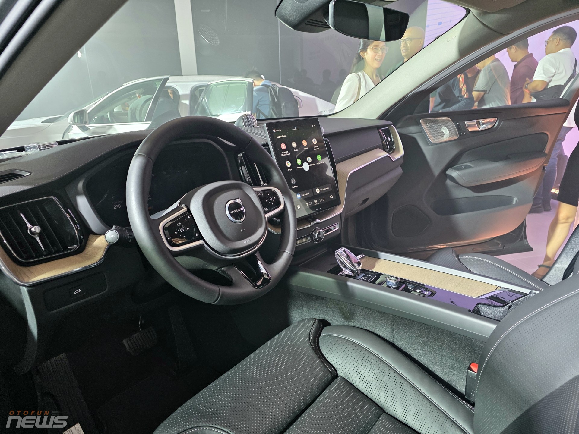 Bộ đôi Volvo XC60 và S90 2026 ra mắt, thêm trang bị, giá không đổi