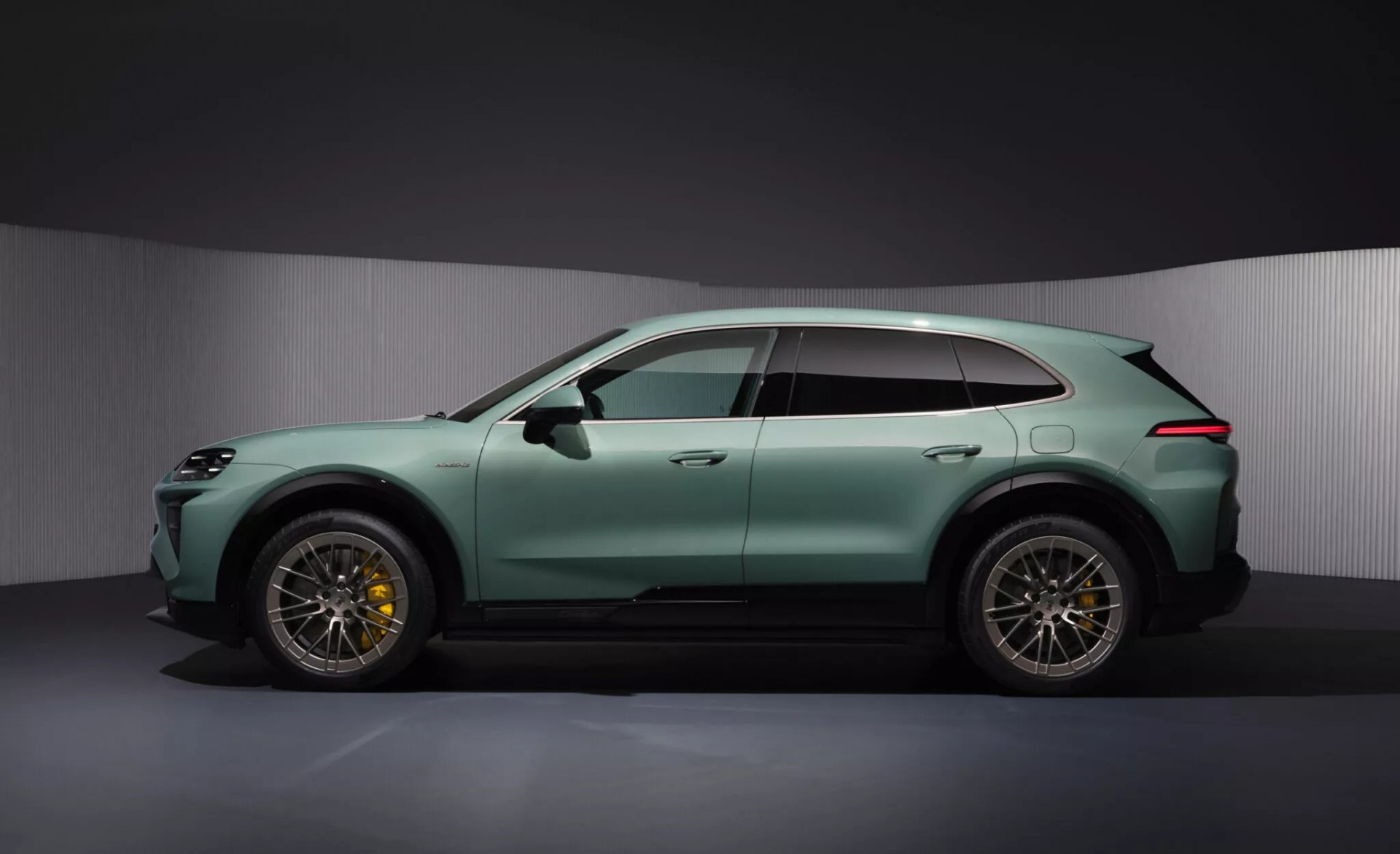 Phía bên của Porsche Cayenne Turbo Electric 2026
