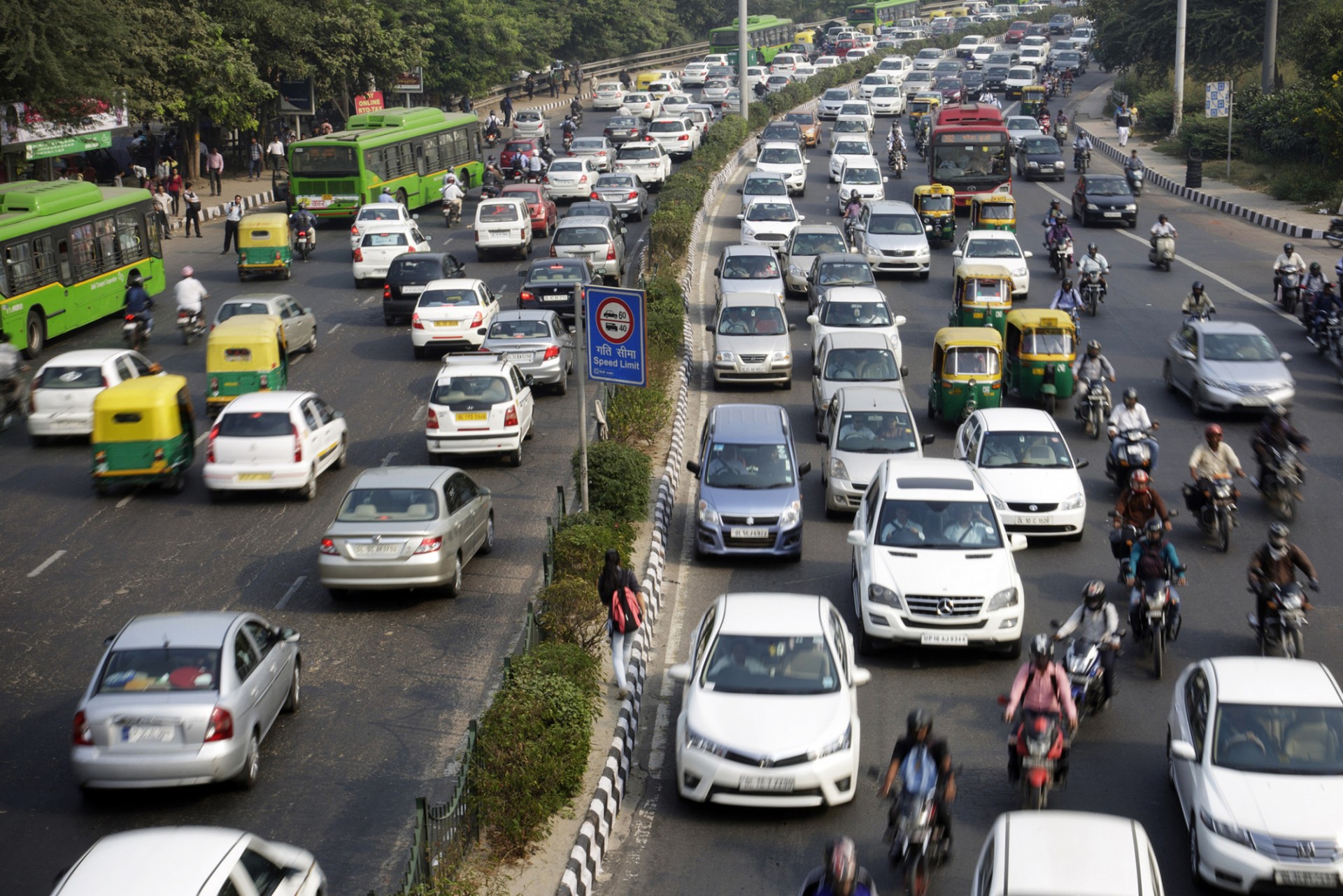 Đất nước đông dân nhất thế giới đề xuất cấm xe xăng cao cấp, đẩy mạnh xe điện Dù là một thị trường xe lớn, nhưng tỷ lệ sử dụng xe điện ở Ấn Độ còn chưa cao