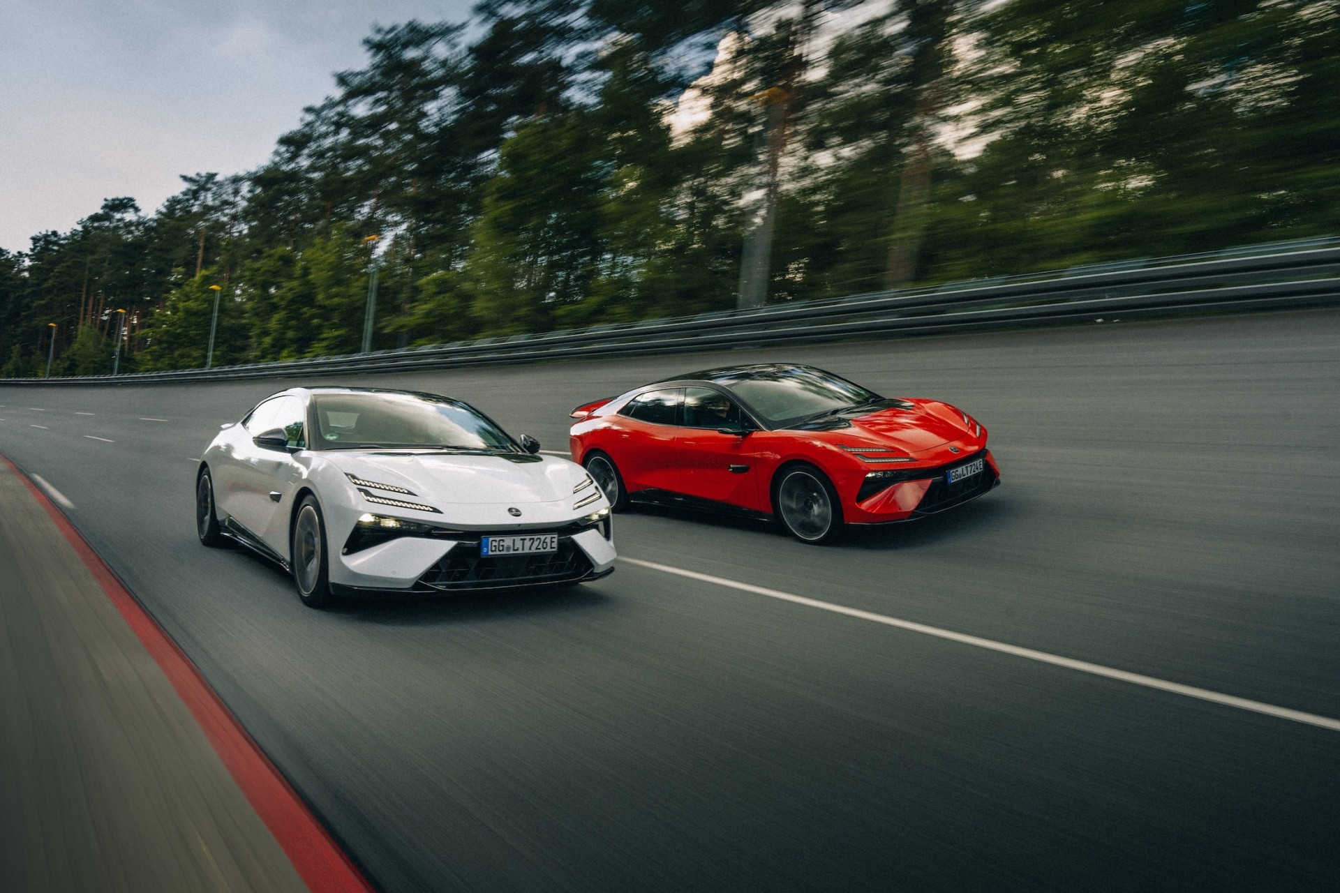 Lotus Emeya là một mẫu xe điện hiệu suất cao, mạnh hơn 900 mã lực ở bản cao cấp nhất