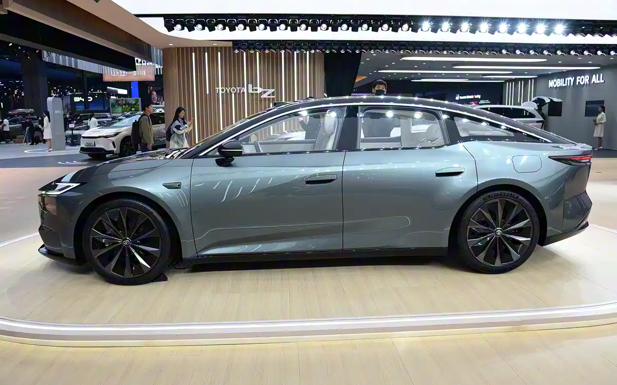 Phía bên của Toyota bZ7