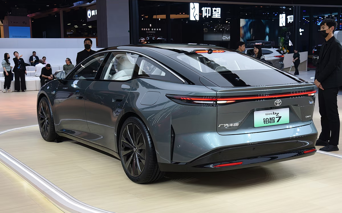 Phía sau của Toyota bZ7