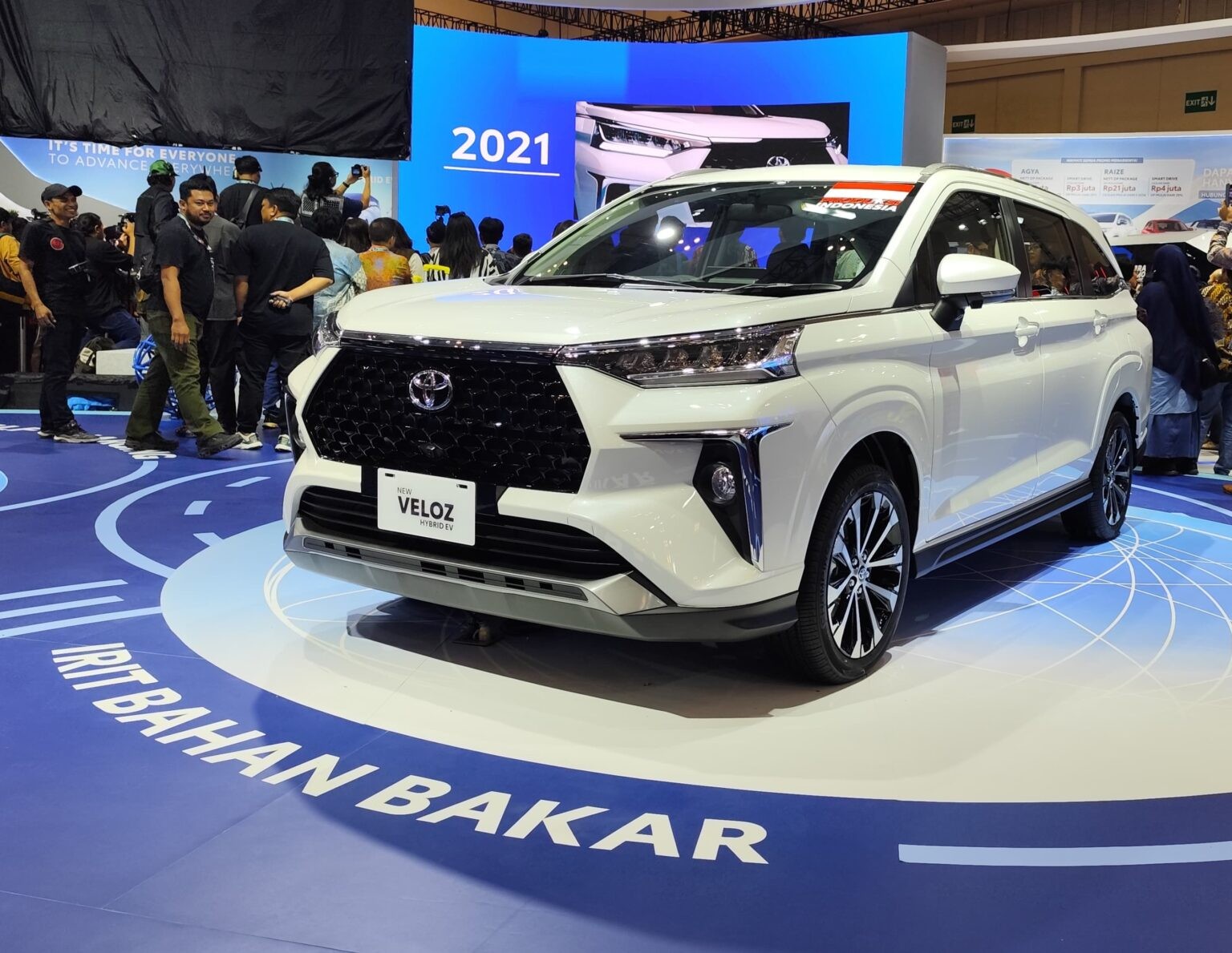 Toyota Veloz hybrid ra mắt giá quy đổi từ 472 triệu đồng Toyota Veloz hybrid ra mắt giá quy đổi từ 472 triệu đồng