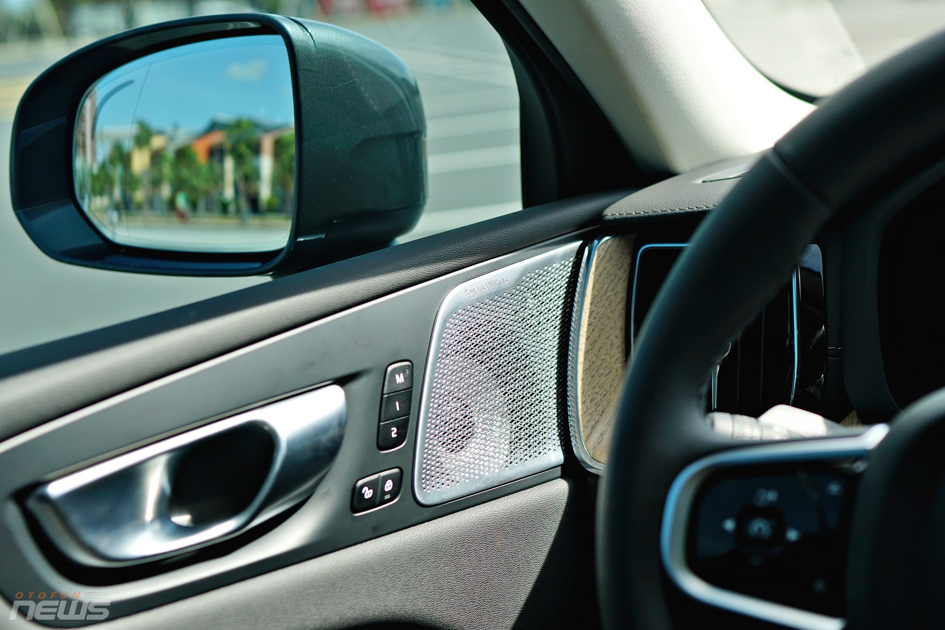 Hệ thống 15 loa – 1.410W mang lại âm thanh có độ tách bạch tốt. Không gian âm được tái tạo theo phong cách rạp opera Gothenburg.