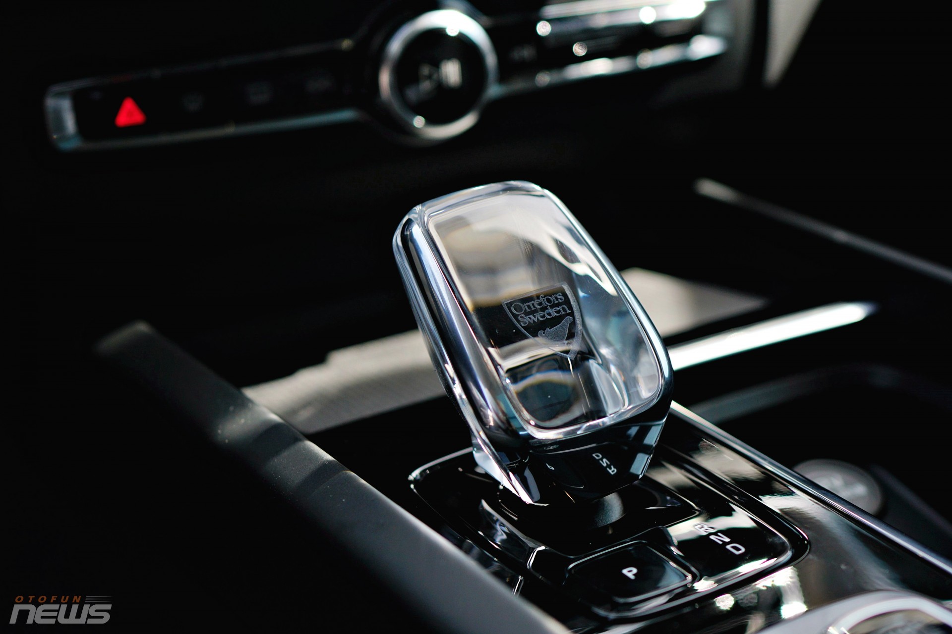 Cần số Orrefors được sản xuất thủ công tại Thụy Điển, nhưng Volvo không tập trung vào tính trang trí mà hướng đến độ bền sử dụng. Hành trình cần số ngắn và dễ thao tác. Một chi tiết nhỏ nhưng đủ tạo điểm nhấn, không gây sự cho người dùng mới.