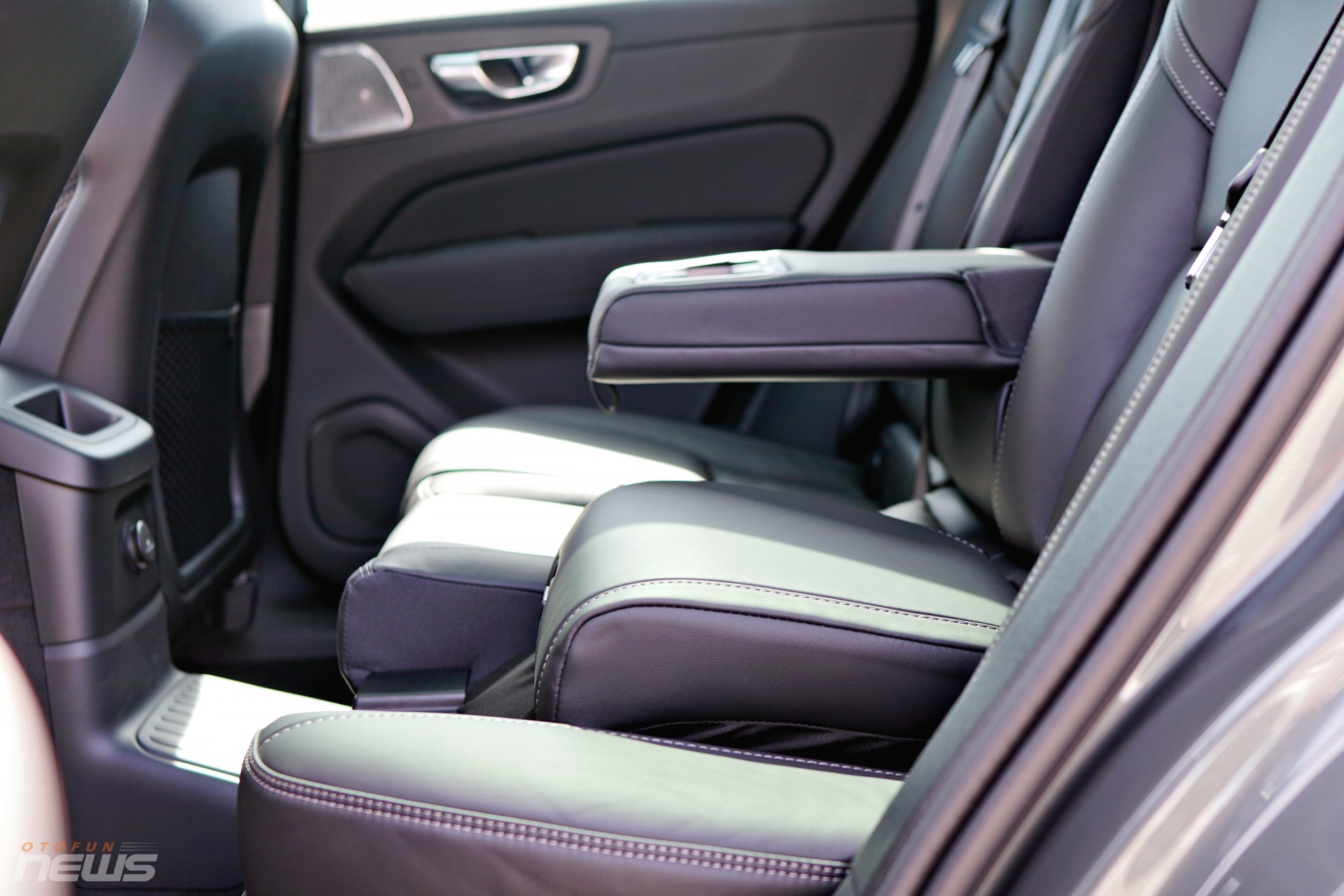 Một trong những tính năng nổi bật ít mẫu xe nào trong phân khúc có được là đệm ghế trẻ em tích hợp (Integrated Booster Cushions) ở hàng ghế sau của Volvo. Đệm được thiết kế thành một phần của ghế, có thể gập lên – gập xuống tùy theo nhu cầu. Khi nâng đệm lên, trẻ từ 3–10 tuổi có thể ngồi vừa tầm dây an toàn, không cần thêm ghế rời.