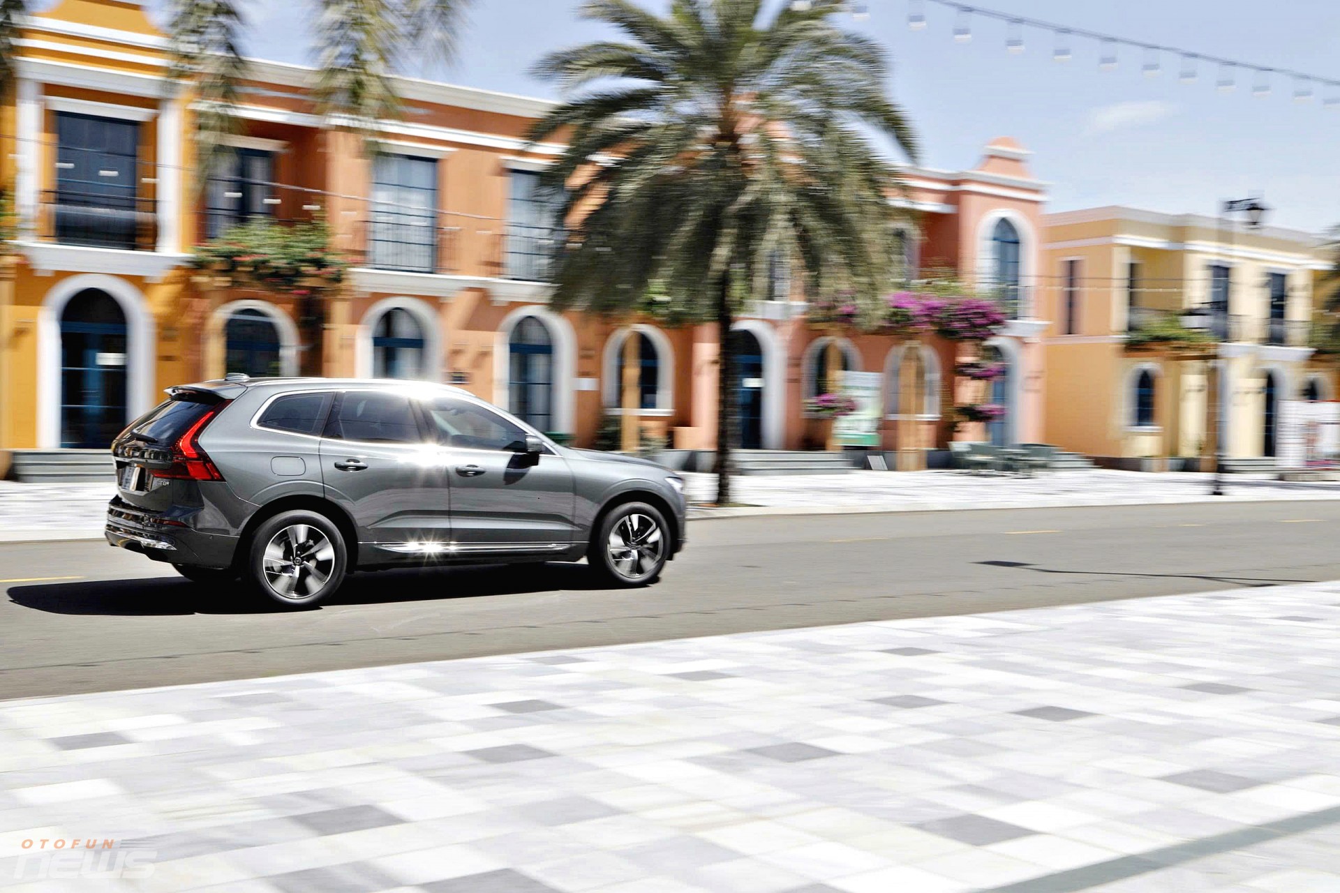 XC60 chạy bằng điện ở dải tốc thấp nên hoạt động yên tĩnh. Chân ga phản hồi đều, không quá nhạy nên rất phù hợp với người lần đầu làm quen xe mạnh. Hệ thống treo xử lý mặt đường êm, ít bị dội thân xe khi đi qua ổ gà nhỏ. Độ cao gầm 205 mm giúp xe tự tin khi leo vỉa hoặc đi đường ngập nhẹ.