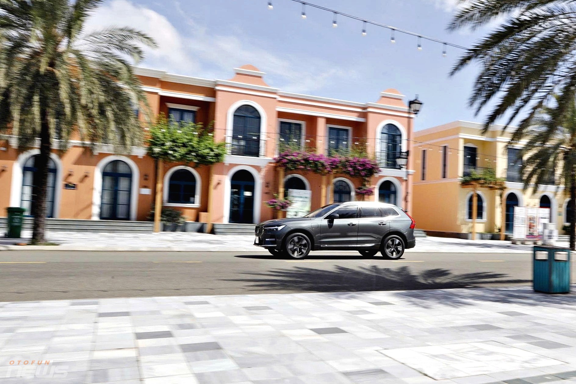 Ở tốc độ từ 80–120 km/h, vô-lăng giữ ổn định, không bị rung. Khi cần vượt, mô-tơ điện hỗ trợ lực kéo ngay lập tức, giúp xe tăng tốc mà không cần về số gấp. AWD phân bổ lực hợp lý khi vào cua, thân xe ít nghiêng, tạo cảm giác người lái dễ kiểm soát. Độ ổn định chung tốt, đặc biệt khi chạy đường dài.