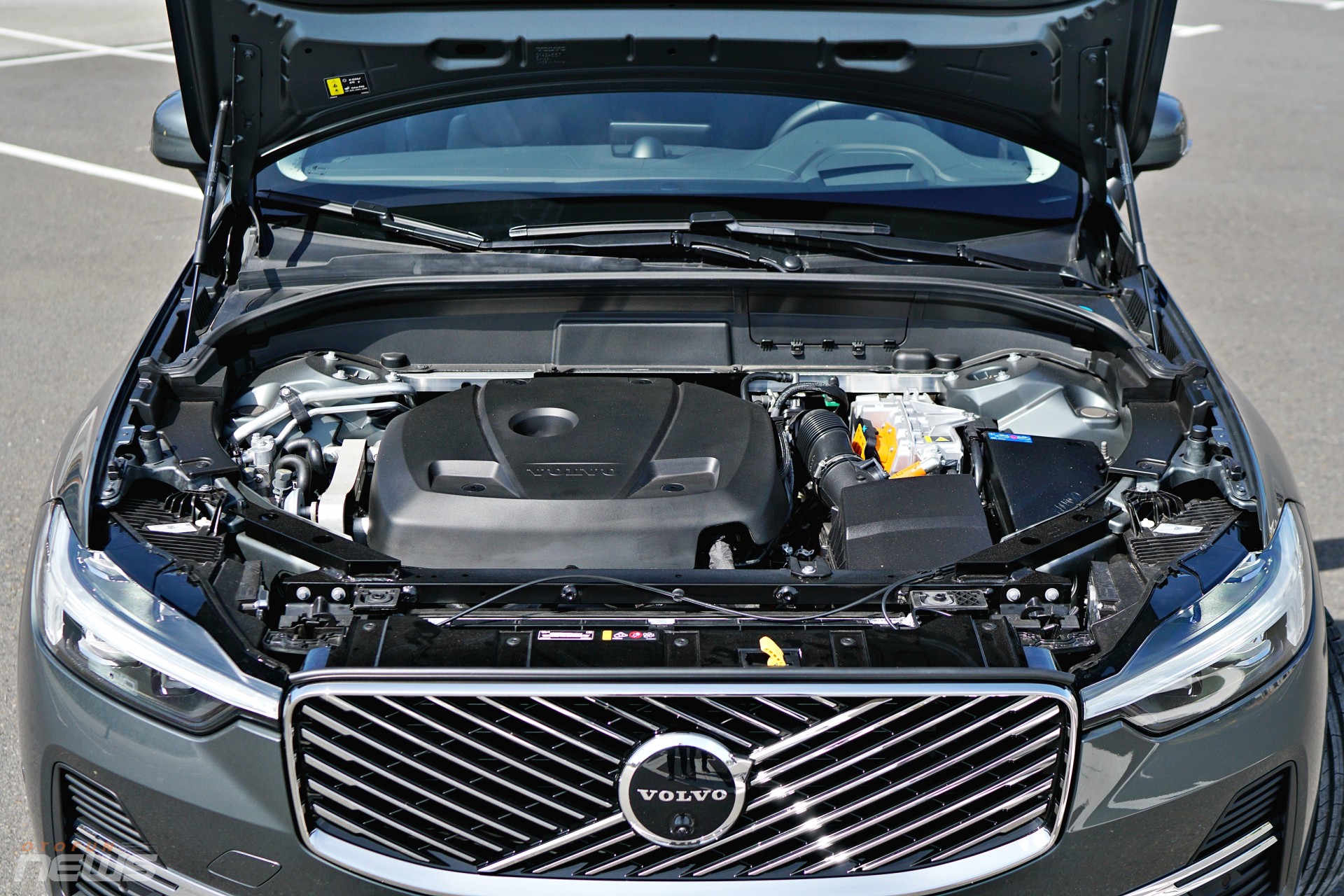 Động cơ xăng I4 2.0L Turbo kết hợp mô-tơ điện 145HP tạo tổng công suất 462HP, mô-men xoắn 709Nm. Thông số này giúp XC60 T8 tăng tốc 0–100 km/h trong 4,8 giây.