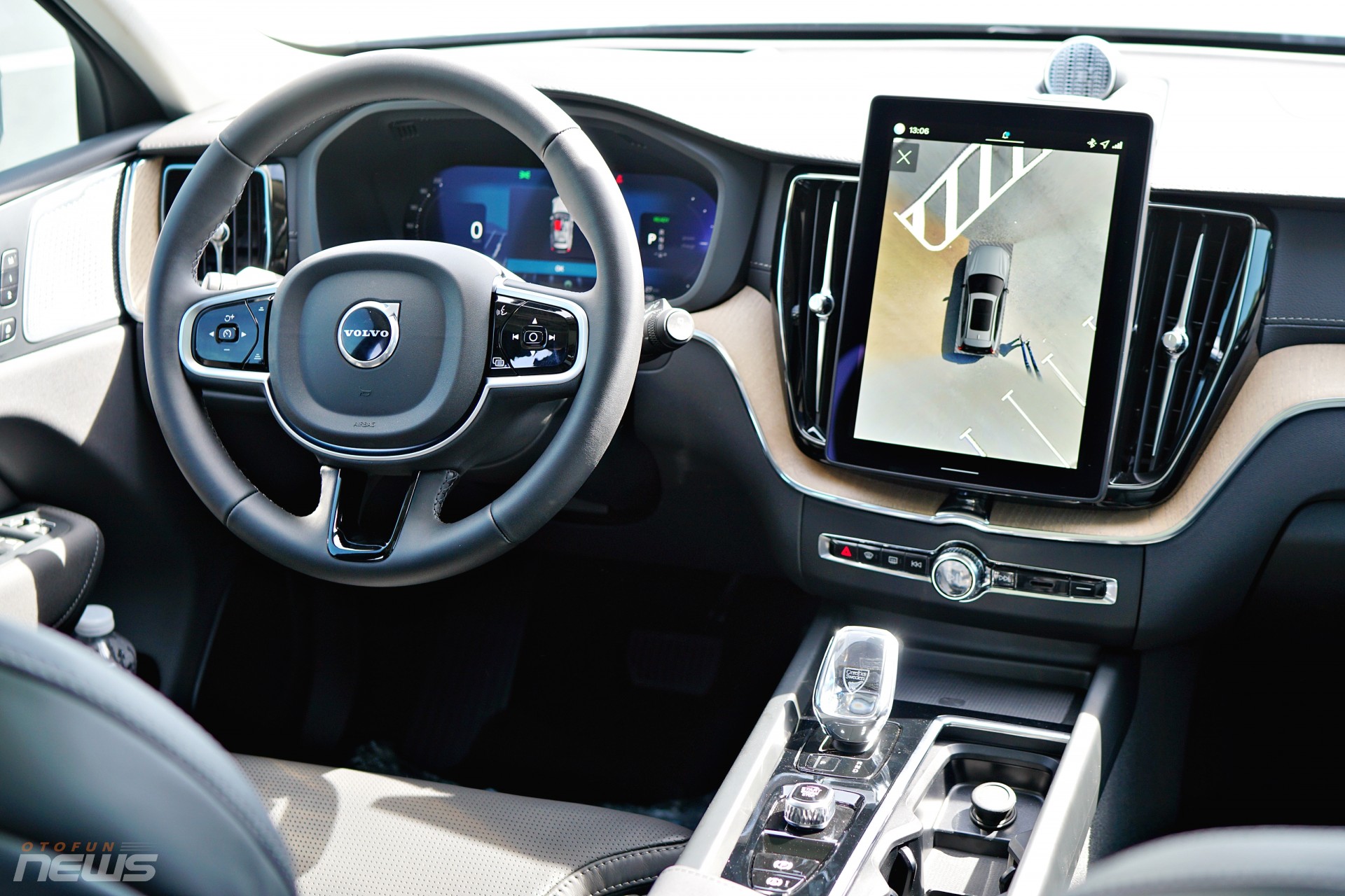 Volvo XC60 PHEV vẫn giữ phong cách nội thất Scandinavia với sự kết hợp giữa da Nappa, da Nordico và ốp gỗ. Cabin thiên về sự thoải mái, sắp xếp bố cục rõ ràng, khoảng để tay – để đồ vừa tầm. Không có quá nhiều nút bấm thừa, mọi thứ được tinh giản để người dùng dễ làm quen.